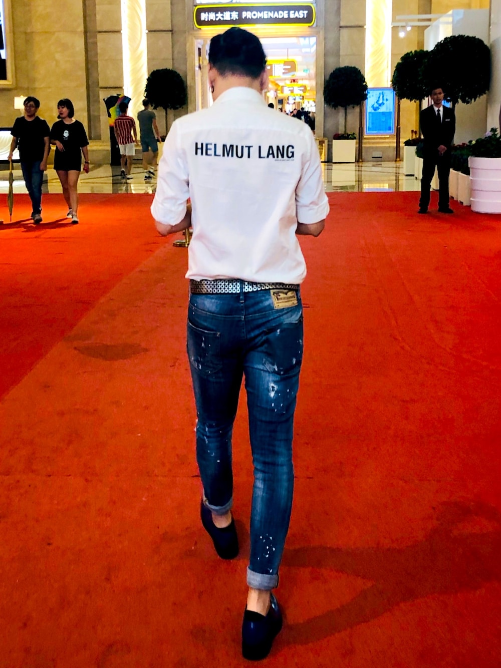 「夏、シンプルコーデ、ブラック、DSQUARED2、HELMUT LANG、Jimmy Choo」｜「HELMUT LANGのアイテム（シャツ/ブラウス、ホワイト系）」を使った、Alexizさん（メンズ・170cm）の夏コーディネートの1枚目の写真