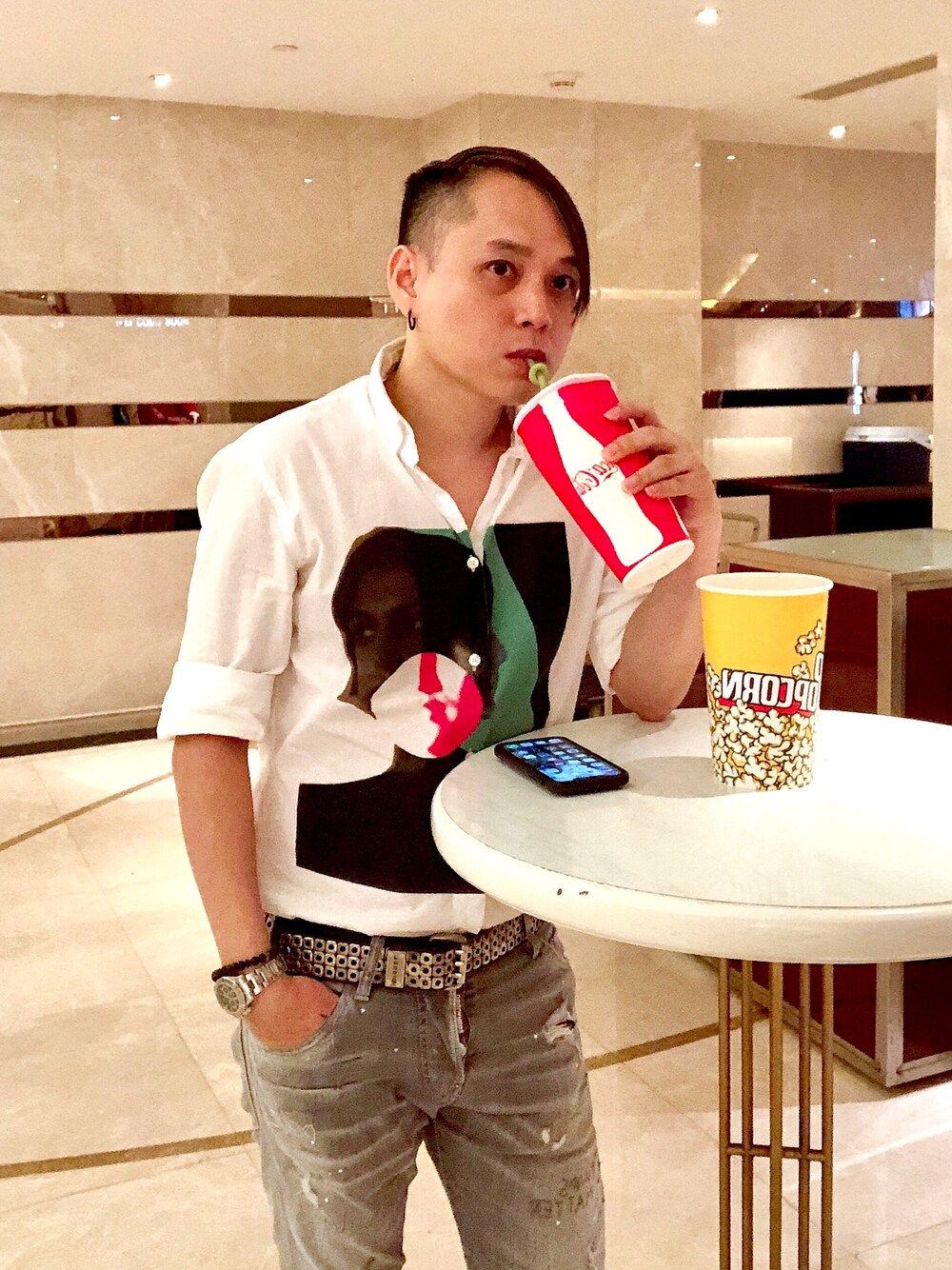 「秋のコーデ、お洒落さんとつながりたい、シンプル、McQ、McQ ALEXANDER McQUEEN、DSQUARED2、Vivienne Westwood」｜「McQ Alexander McQueenのアイテム（シャツ/ブラウス、ホワイト系）」を使った、Alexizさん（メンズ・170cm）の秋コーディネートの1枚目の写真
