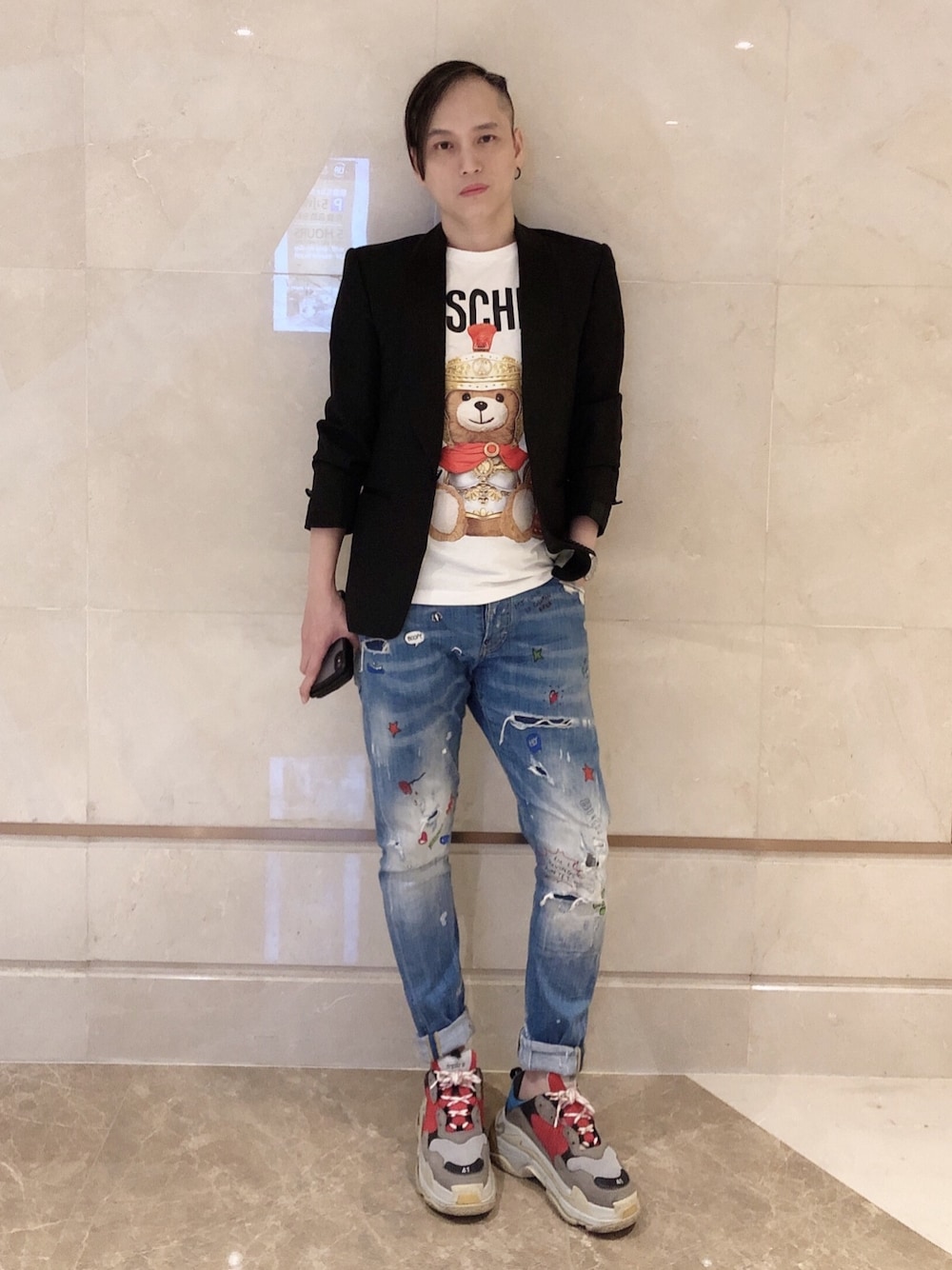 「大人コーデ、秋冬コーデ、DSQUARED2、MOSCHINO、N.HOOLYWOOD、BALENCIAGA」｜「N.HOOLYWOODのアイテム（スーツジャケット、ブラック系）」を使った、Alexizさん（メンズ・170cm）の冬コーディネートの1枚目の写真