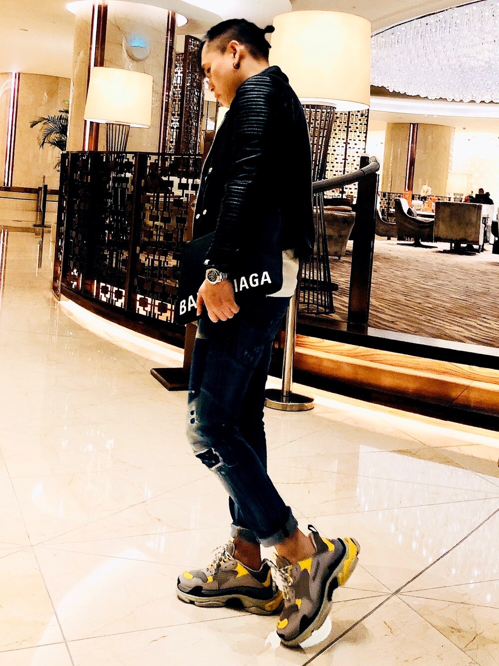 「シンプルコーデ、秋コーデ、ラフ、スニーカーコーデ、leather jacket、VANQUISH、BALENCIAGA、DSQUARED2、sneakers」｜「VANQUISHのアイテム（ライダースジャケット、ブラック系）」を使った、Alexizさん（メンズ・170cm）の秋コーディネートの1枚目の写真