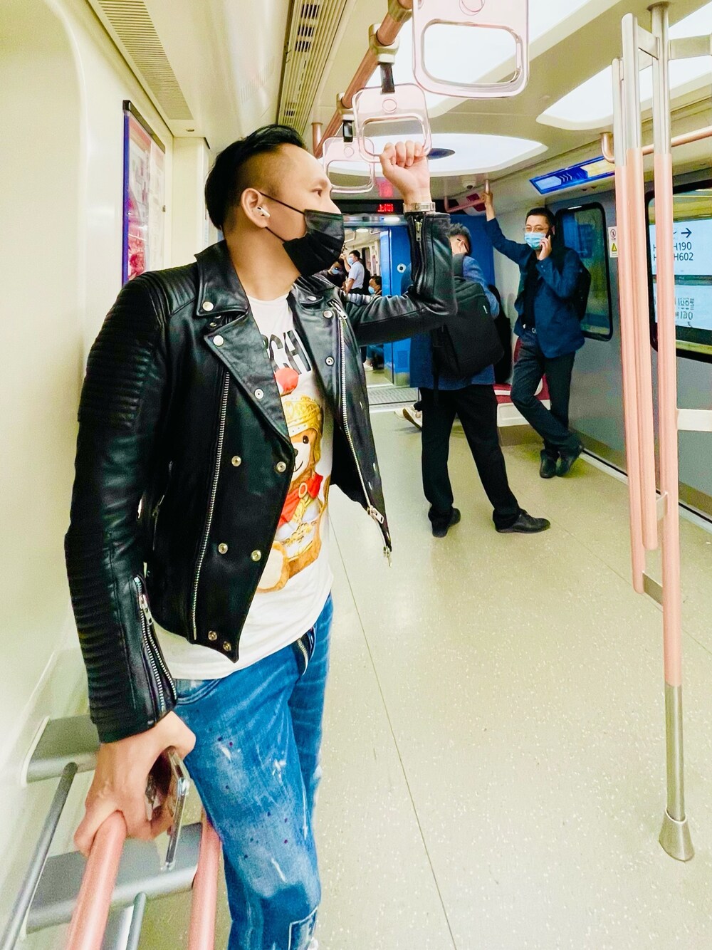 「春コーデ、シンプル、休日コーデ、カジュアル、ゆるコーデ、MOSCHINO、DSQUARED2、VANQUISH Osaka、leather、TEE」｜「VANQUISHのアイテム（ライダースジャケット、ブラック系）」を使った、Alexizさん（メンズ・170cm）の春コーディネートの1枚目の写真