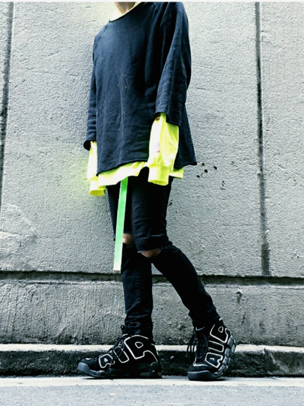 「LIBITUMadLIB、ストリート、モアアップテンポ、moreuptempo、NIKE、ブラックコーデ、モードストリート、袖プリント、ロンT、ネオンカラー」｜「BEAMSのアイテム（スウェット、ブラック系）」を使った、taku0m8o1d0eさん（メンズ・173cm）の夏コーディネートの1枚目の写真
