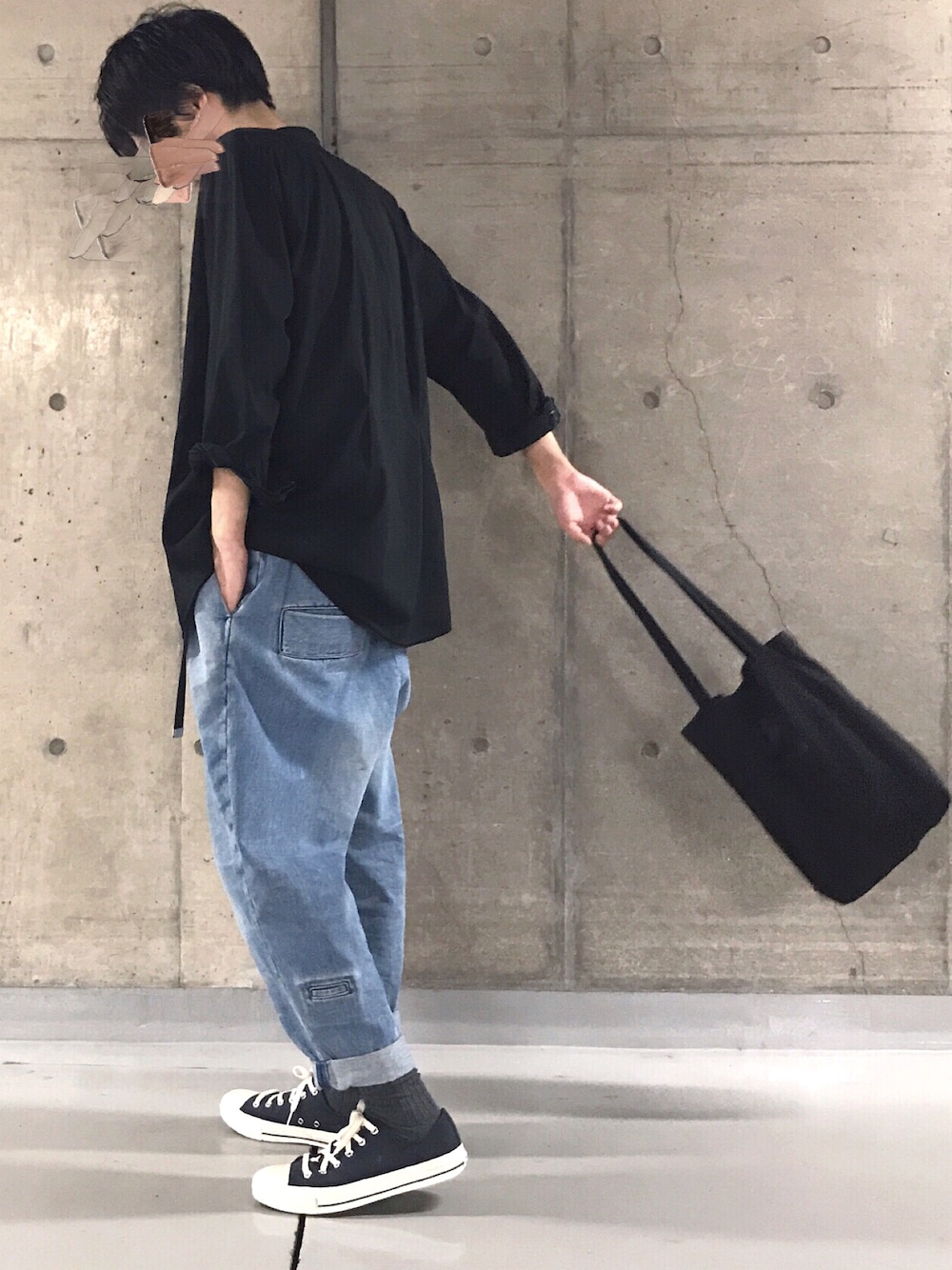 「dulcamara、軍物、MHL.、converse、お洒落さんとつながりたい、おしゃれさんと繋がりたい、デニムパンツ、テーパードパンツ、テーパードデニム、ゆるコーデ」｜「usedのアイテム（シャツ/ブラウス、ブラック系）」を使った、taku0m8o1d0eさん（メンズ・173cm）の冬コーディネートの1枚目の写真