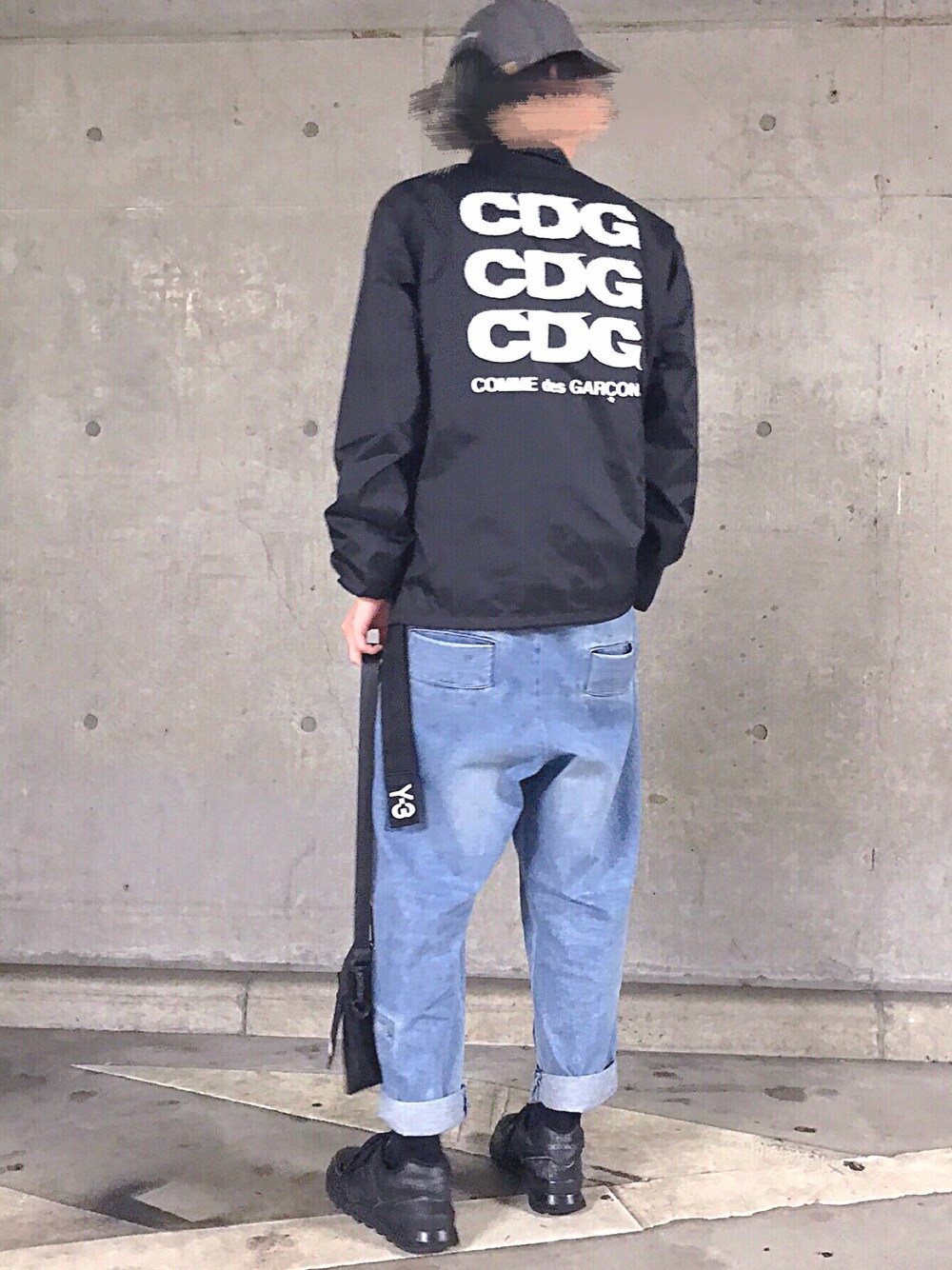 「デニム、おしゃれさんと繋がりたい、dulcamara、テーパードデニム、コーチジャケット、COMME des GARCONS、COMME des GARÇONS、コムデギャルソン、春、NEWBALANCE」｜「COMME des GARCONSのアイテム（ブルゾン、ブラック系）」を使った、taku0m8o1d0eさん（メンズ・173cm）の春コーディネートの1枚目の写真