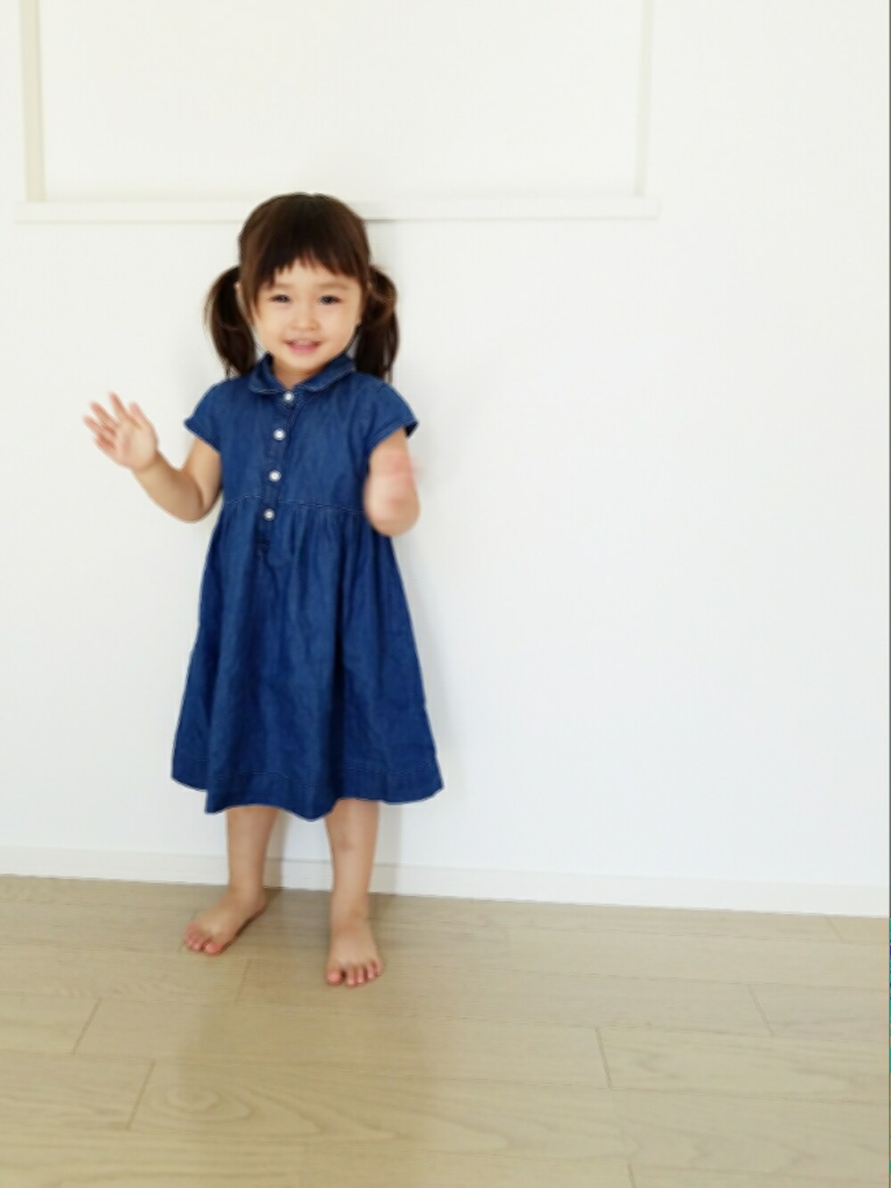 「キッズコーデ、おんなのこ、シンプル、おんなのこコーデ、2歳、ワンピース、ツインテール」｜「babyGAPのアイテム（シャツワンピース、ブルー系）」を使った、RINKOさん（キッズ・90cm）の夏コーディネートの1枚目の写真