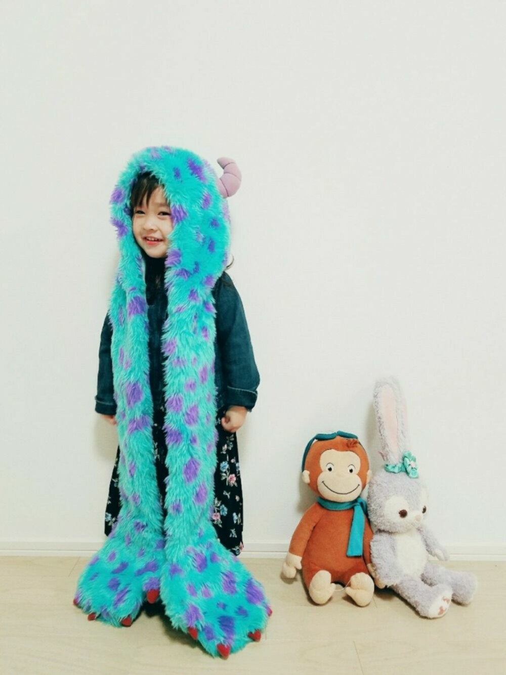「wearhalloween2017、キッズファッション、シンプルコーデ、秋コーデ、ハロウィン、GAP、2歳、女の子、花柄、ディズニー」｜「Right-onの【MPS】花柄シャツディガン （シャツワンピース、ブラック系）」を使った、RINKOさん（キッズ・90cm）の秋コーディネートの1枚目の写真
