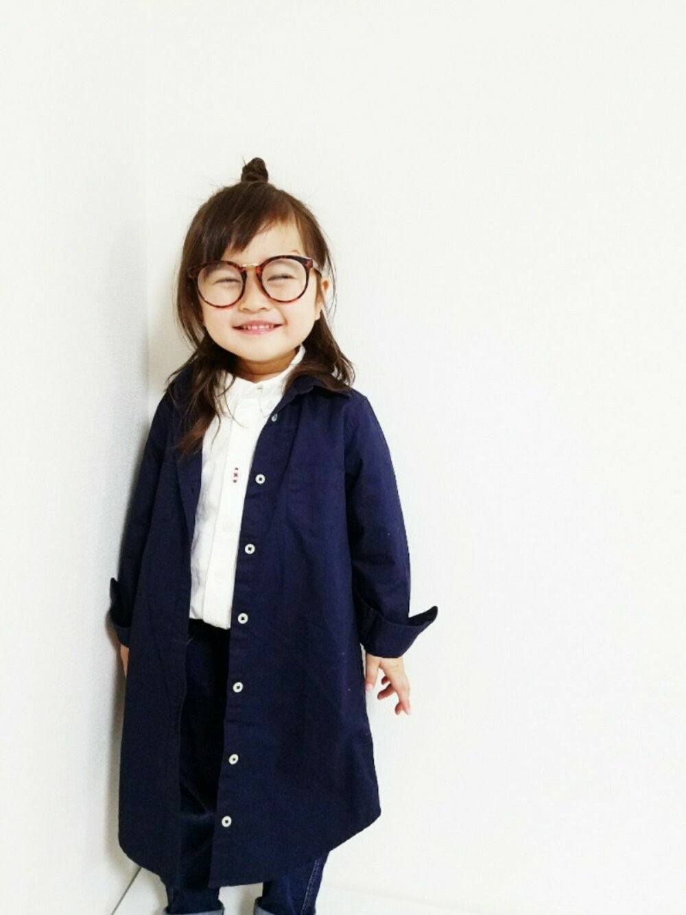 「キッズファッション、kids、春、休日スタイル、デニム、シンプル、女の子、おだんごヘアー、めがね、3歳」｜「無印良品のアイテム（シャツ/ブラウス、ホワイト系）」を使った、RINKOさん（キッズ・90cm）の春コーディネートの1枚目の写真