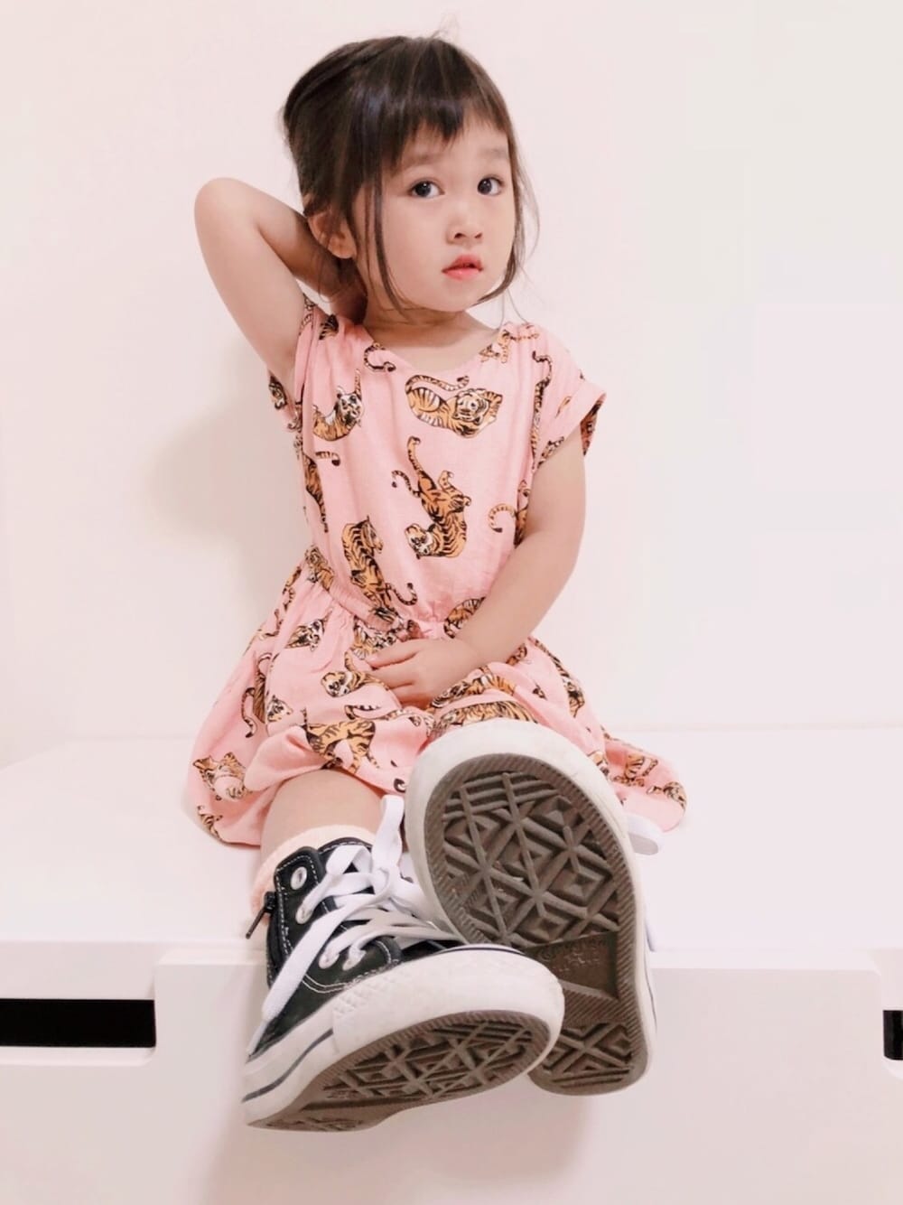 「キッズファッション、夏、シンプルコーデ、プチプラ、アニマル、ワンピース、3歳、柄ワンピース、コンバース、くしゅくしゅ靴下」｜「H&Mのアイテム（ワンピース、ピンク系）」を使った、RINKOさん（キッズ・90cm）の夏コーディネートの1枚目の写真