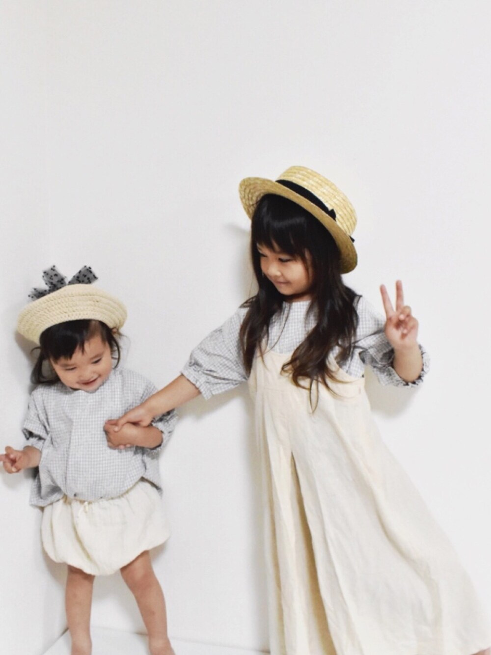 「ベージュコーデ、麦わら帽子、ベレー帽、サロペット、かぼちゃパンツ、ハンドメイド、あおmade、姉妹コーデ、リンクコーデ、花柄」｜「ao_linoのアイテム（シャツ/ブラウス、ブルー系）」を使った、RINKOさん（キッズ・100cm）の夏コーディネートの1枚目の写真