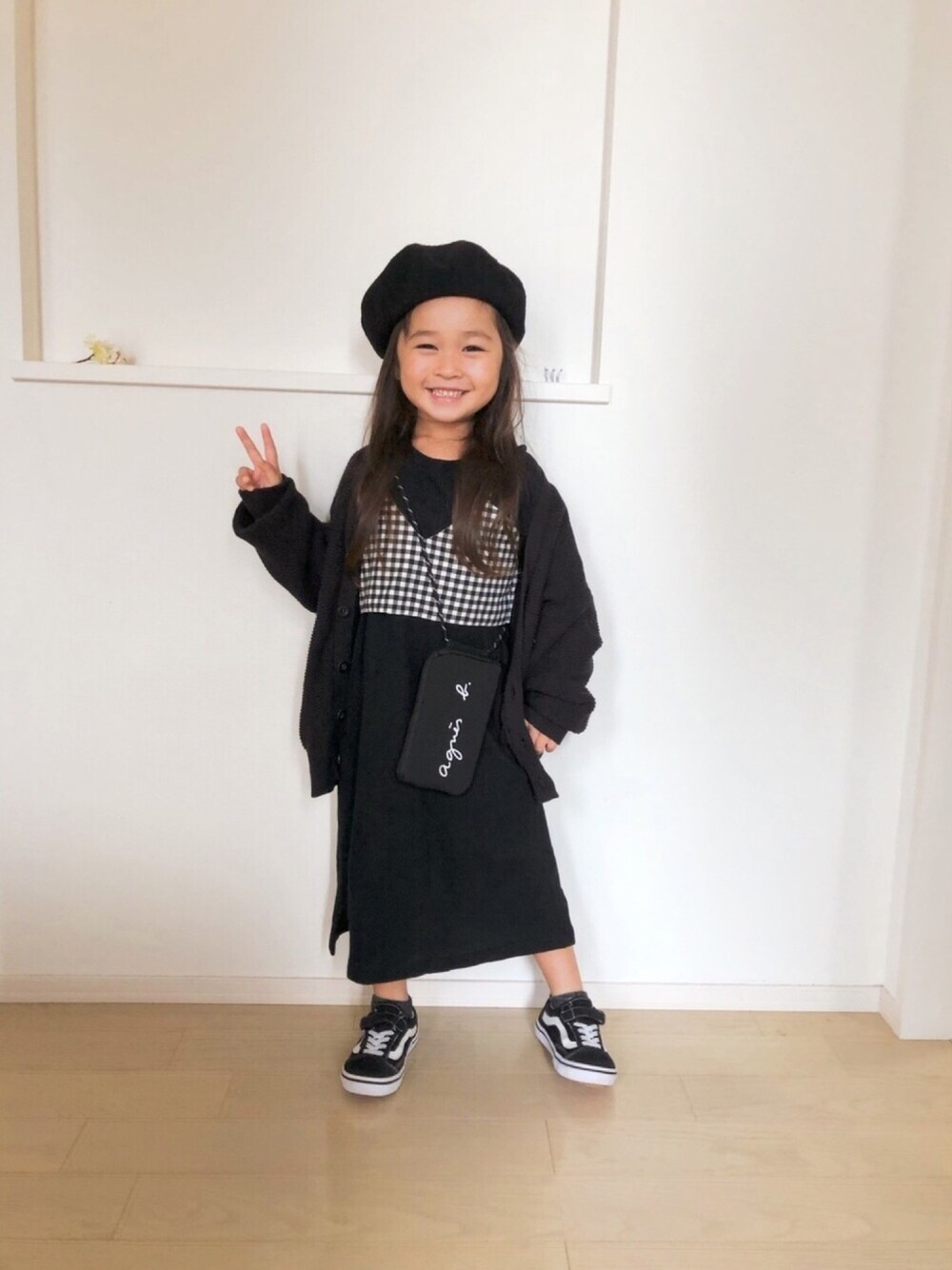 「ラブアンドピース2019、チェッカーずまつり2019秋、ビスチェ、ワッフルワンピース、オールブラック、チェック、ギンガムチェック、カーディガン、オールドスクール、アニエスベー」｜「agnes b.のアイテム（音楽/本・雑誌、ブラック系）」を使った、RINKOさん（キッズ・100cm）の秋コーディネートの1枚目の写真