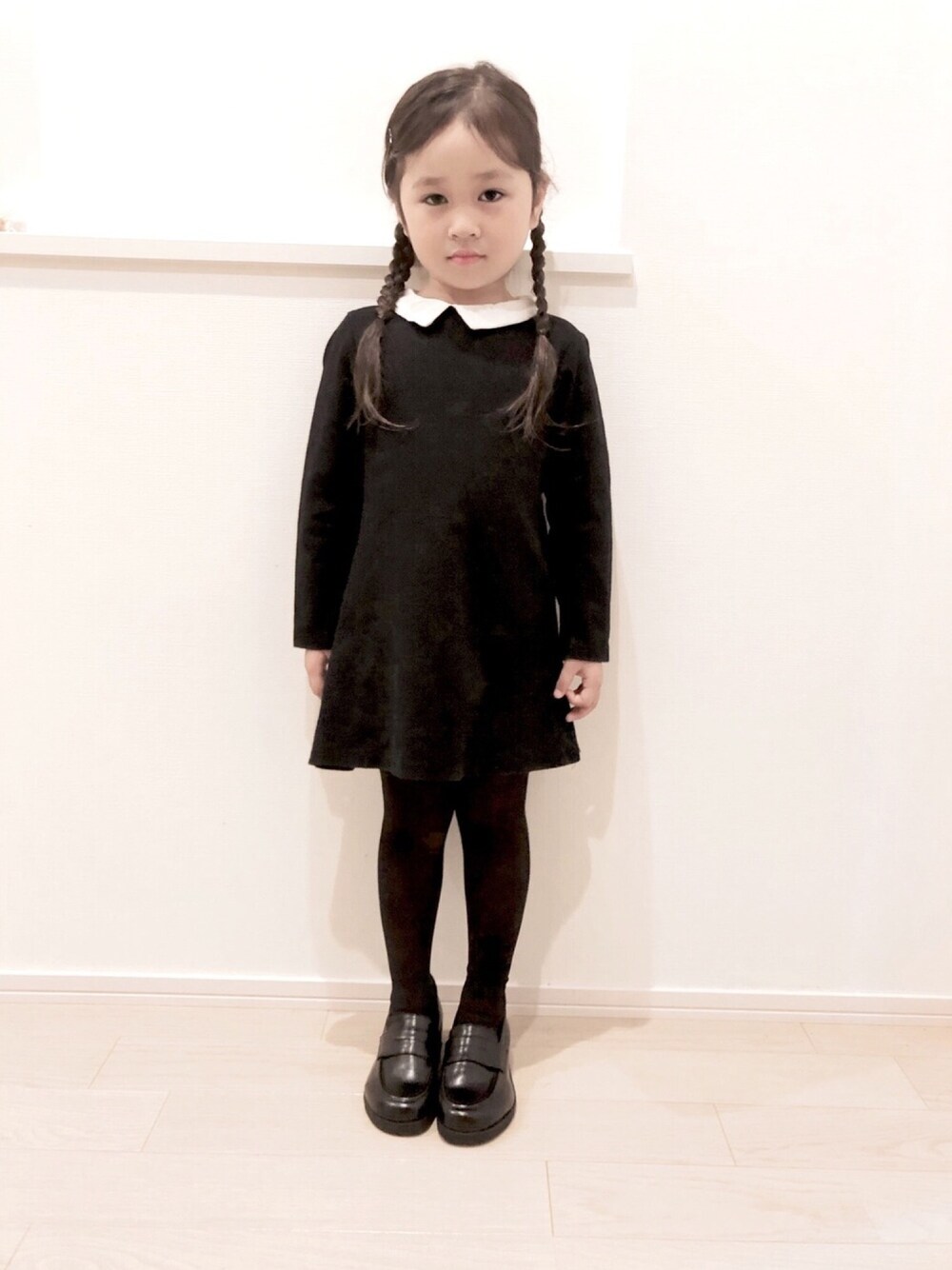 「wearhalloween2019、アダムスファミリー、ローファー、ZARA KIDS、ワンピース、ストッキング、ハロウィン、オールブラック、フォーマル、コスプレ」｜「しまむらのアイテム（ローファー、ブラック系）」を使った、RINKOさん（キッズ・100cm）の秋コーディネートの1枚目の写真