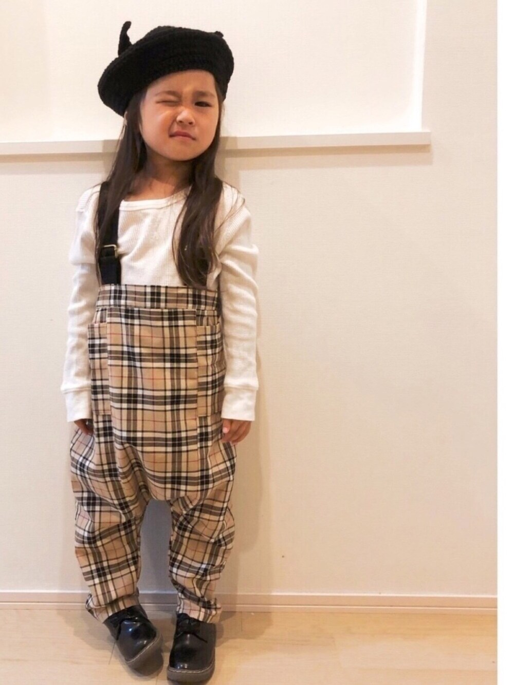 「やっぱりストリートが好き、秋コーデ、サロペット、オールインワン、サルエルパンツ、チェック、タータンチェック、ベレー帽、ドレスシューズ、サーマル」｜「shizuu_madeのアイテム（オールインワン・サロペット、ブラウン系）」を使った、RINKOさん（キッズ・100cm）の秋コーディネートの1枚目の写真