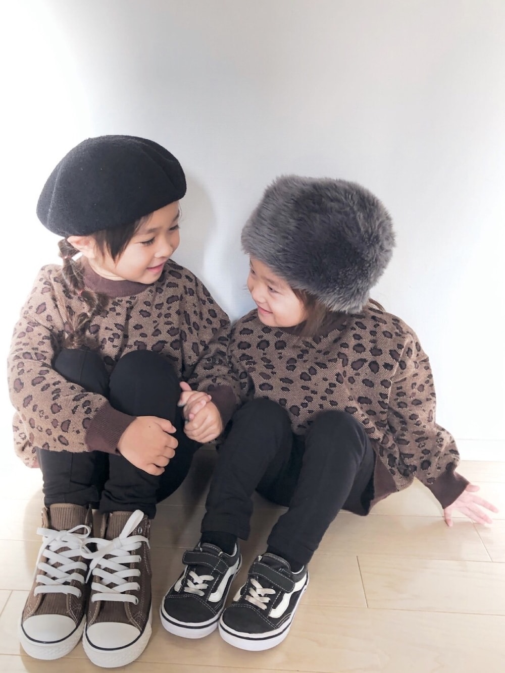 「レオパード、ロシアン帽、ベレー帽、スキニー、VANS、コンバース、オーバーサイズ、ブラウン、秋コーデ、ひょう柄」｜「CONVERSEの【CONVERSE/コンバース】コーデュロイオールスター（スニーカー、ブラウン系）」を使った、RINKOさん（キッズ・100cm）の秋コーディネートの1枚目の写真
