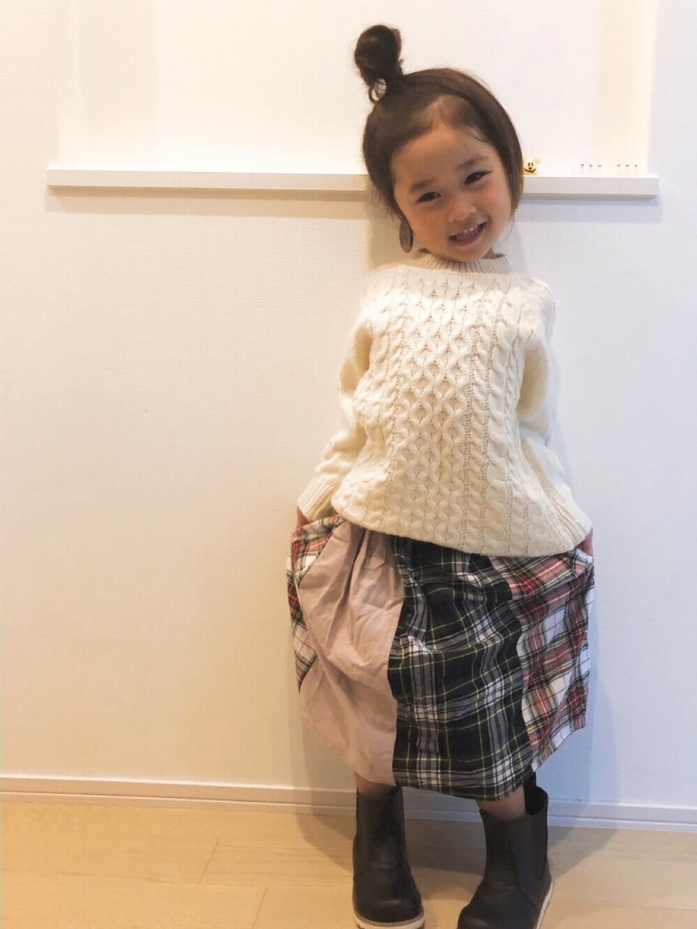 「チェック、ニット、セーター、ショートブーツ、ブーツ、ケーブルニット、西松屋、ハンドメイド、hokkoriko、おだんごヘアー」｜「GAPのケーブルニットセーター (キッズ)（ニット/セーター、ホワイト系）」を使った、RINKOさん（キッズ・100cm）の秋コーディネートの1枚目の写真