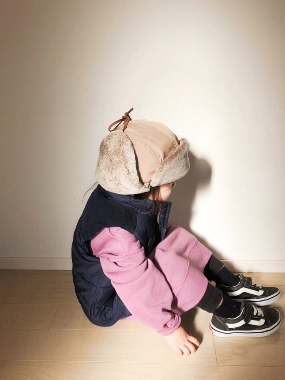「年末WEAR感謝祭、ダウンベスト、パイロットキャップ、VANS、トレーナー、スウェット、フライトキャップ、カジュアル、しまむら、バースデイ」｜「babyGAPのアイテム（ベスト、ブラック系）」を使った、RINKOさん（キッズ・100cm）の冬コーディネートの1枚目の写真