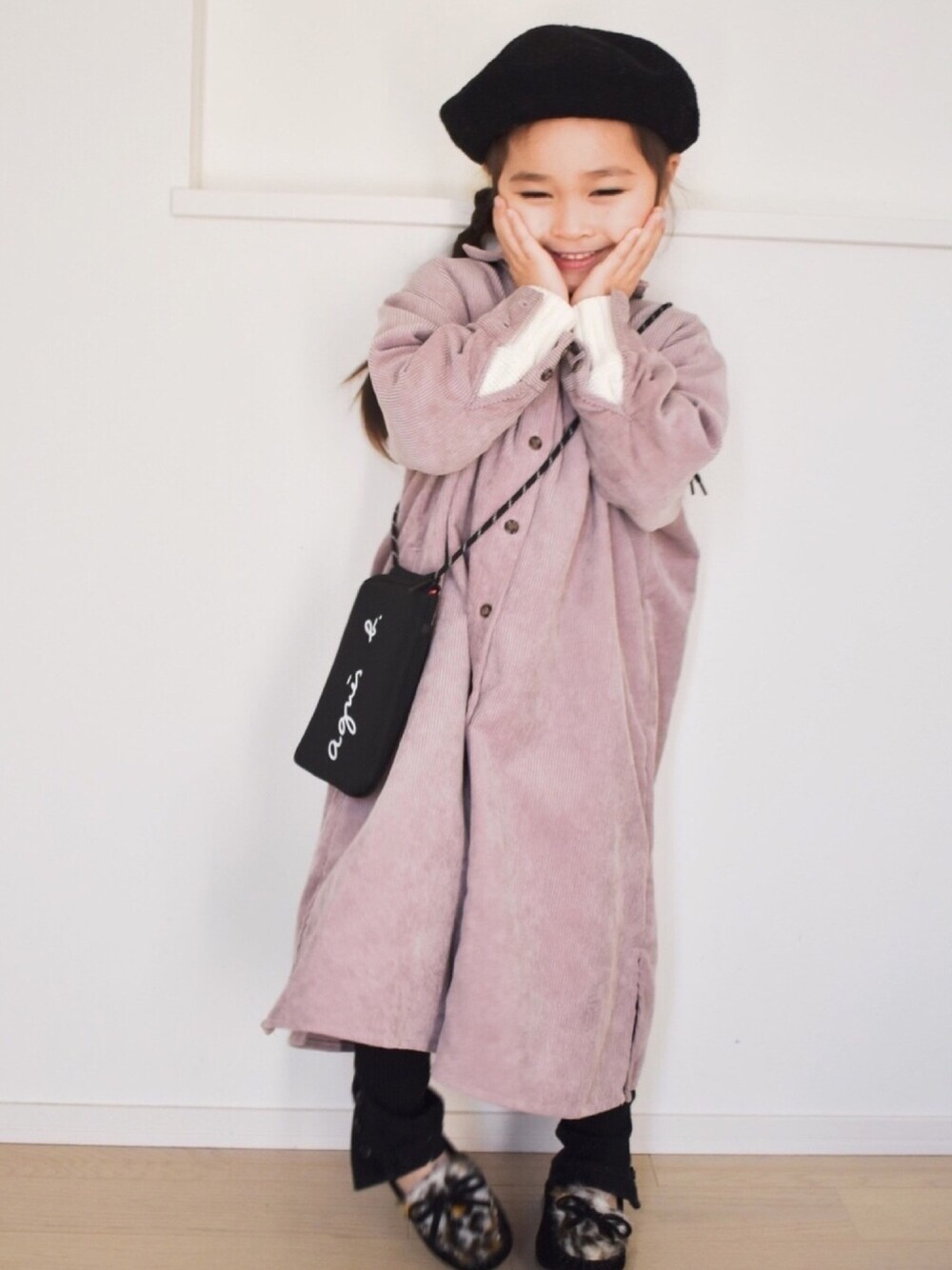 「コーデュロイ、シャツワンピ、ベレー帽、アニエスベー、ファー小物、モカシン、ピンク、シンプル、GU、ニット」｜「CIAOPANIC TYPYの【ママとおそろい】コーディロイシャツワンピース（シャツワンピース、ピンク系）」を使った、RINKOさん（キッズ・100cm）の冬コーディネートの1枚目の写真