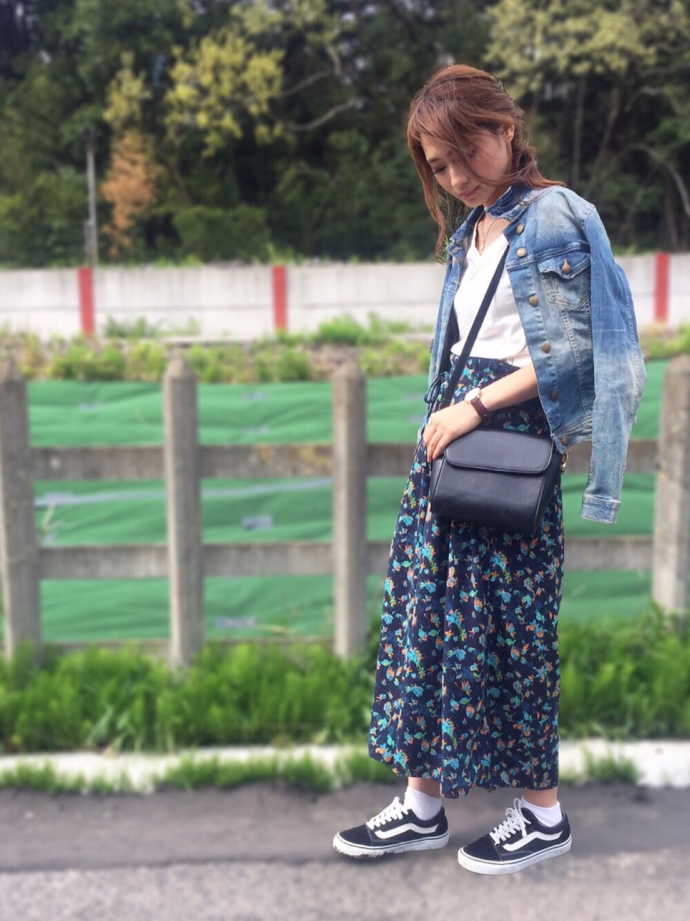 「休日スタイル、カジュアル、大人カジュアル、Gジャン、ピクニック、スニーカー、スニーカーコーデ、スカーチョ、花柄、outfit」｜「LOWRYS FARMのムジガラリボンスカンツ　743598（その他パンツ、ブルー系）」を使った、nyaobuさん（レディース・164cm）の春コーディネートの1枚目の写真