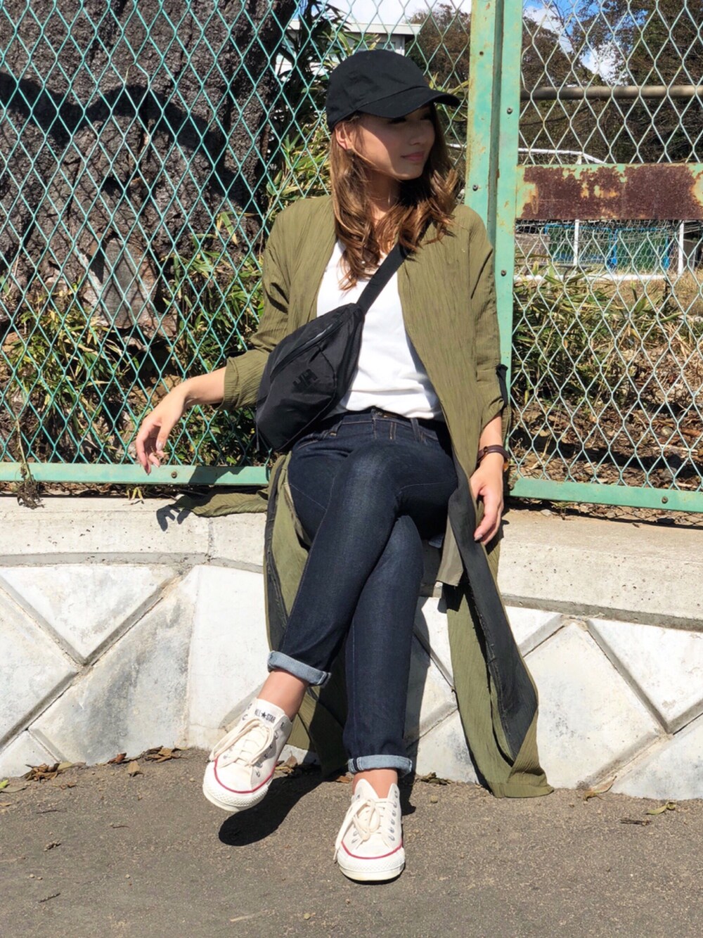 「シンプルコーデ、秋コーデ、ZARA、スキニーデニム、ロングシャツ、カーキ、ウエストポーチ、スニーカーコーデ、白スニーカー、キャップ」｜「ZARAのアイテム（その他アウター、グリーン系）」を使った、nyaobuさん（レディース・164cm）の秋コーディネートの1枚目の写真