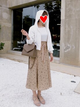 「MAJESTIC LEGON（マジェスティックレゴン）のリボン付ロングフレアースカート（スカート、ベージュ系）」を使った、Yuthikaさん（レディース・163cm）の秋コーディネート