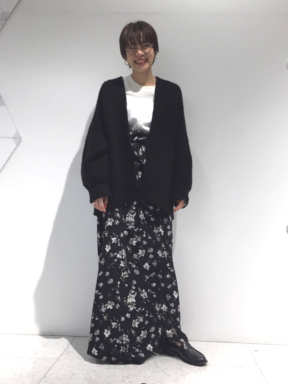 「秋のコーデ、モノトーンコーデ、花柄ワンピース、ざっくりニットカーディガン、大人コーデ、ivorycourt」｜「JOINT WORKSのヴィンテージフラワープリントOP（ワンピース、ブラック系）」を使った、ai taguchiさん（レディース・158cm）の秋コーディネートの1枚目の写真