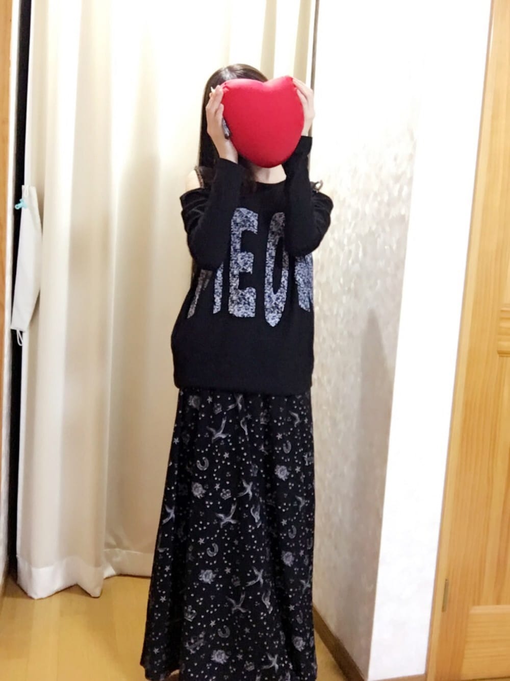 「フォーエバー21、FOREVER 21、royal pussy、黒、ロングスカート、肩だし、LiSA、モノトーン」｜「FOREVER 21のアイテム（Tシャツ/カットソー、ブラック系）」を使った、MiSAKiさん（レディース・160cm）の冬コーディネートの1枚目の写真