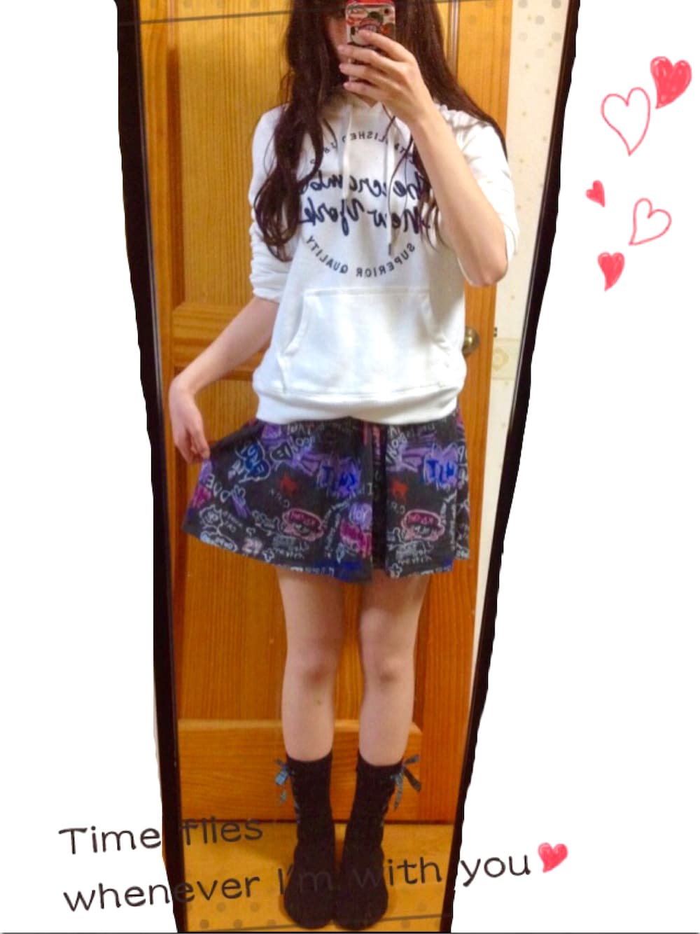 「candystripper、キャンスパ、アバクロ、Abercombie&Fitch、パーカー、白黒、柄スカート、カジュアル」｜「Abercrombie&Fitchのアイテム（パーカー、ホワイト系）」を使った、MiSAKiさん（レディース・160cm）の秋コーディネートの1枚目の写真