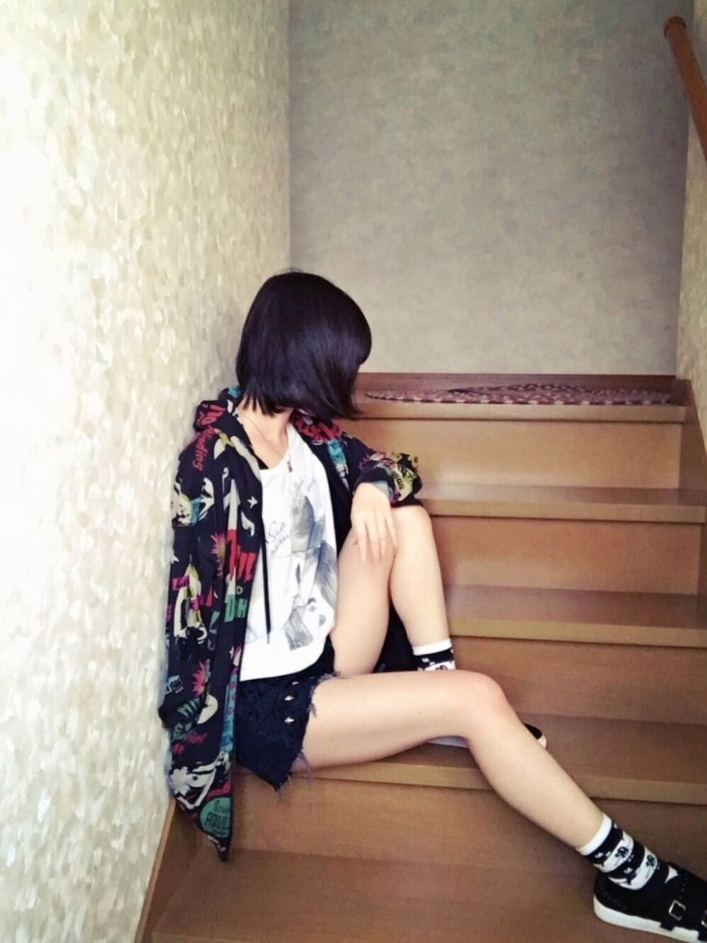 「rock、パーカー、カジュアル、ショートパンツ、春コーデ、ootd、黒、ロック、ボーイッシュ、白Tシャツ」｜「BANDAIのアイテム（ネックレス、シルバー系）」を使った、MiSAKiさん（レディース・160cm）の春コーディネートの1枚目の写真