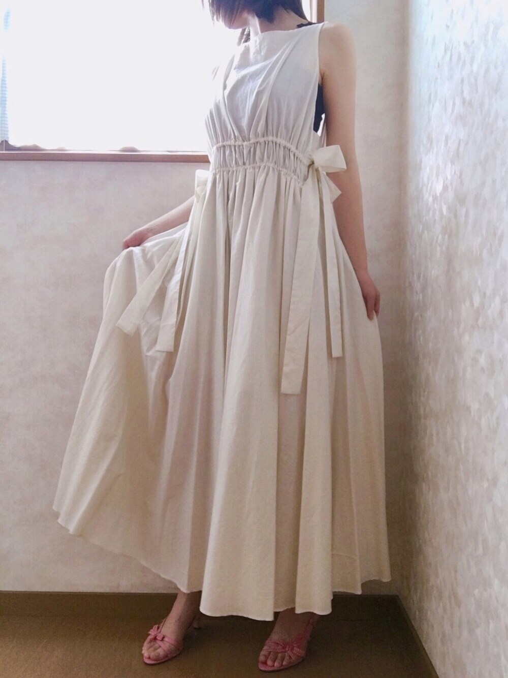 「ワンピース、白、マキシ丈ワンピース、リボン、夏コーデ、春コーデ、リゾートスタイル、大人カジュアル、サンダル、31 Sons de mode」｜「31 Sons de modeのノースリーブマキシワンピース【WEB限定カラーあり】（ワンピース、ホワイト系）」を使った、MiSAKiさん（レディース・160cm）の夏コーディネートの1枚目の写真