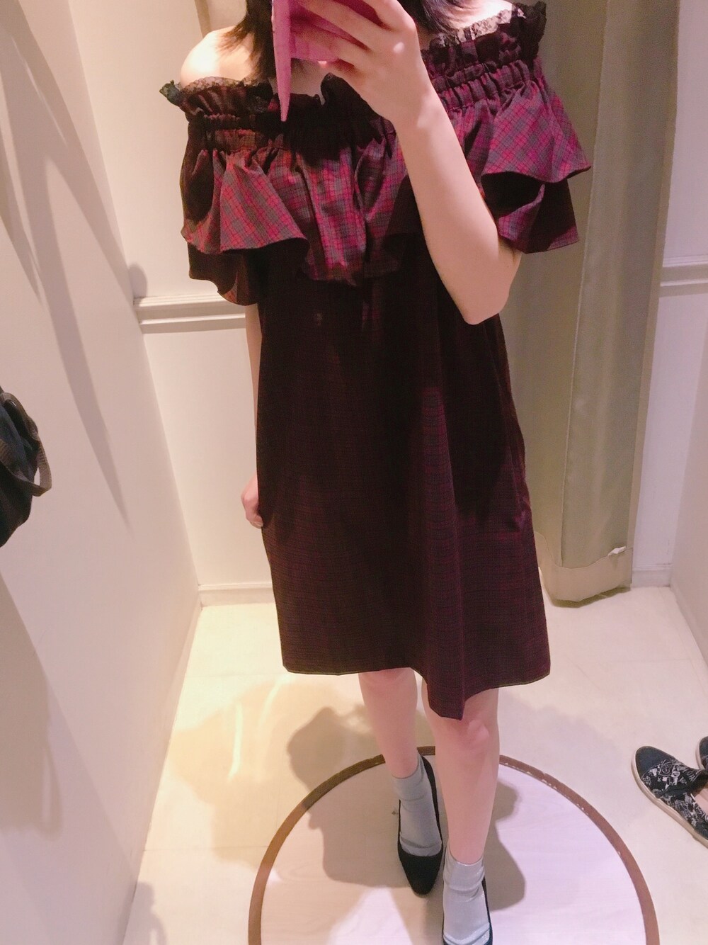 「秋コーデ、オフショル、ワンピース、チェックワンピース、赤、フェミニン、ootd、女子会、デート、おでかけコーデ」｜「31 Sons de modeのチェックオフショルダーワンピース（ワンピース、ブルー系）」を使った、MiSAKiさん（レディース・160cm）の秋コーディネートの1枚目の写真