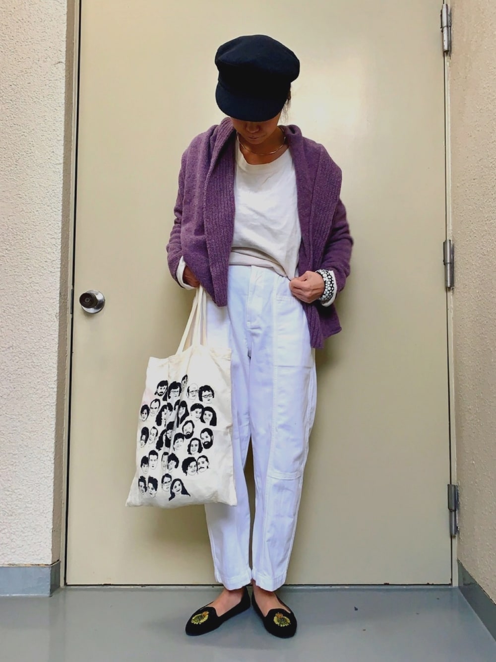 「パンツスタイル、白、カジュアル、ユニクロ、おしゃれさんと繋がりたい、ペタンコ靴、キャスケット、オトナカジュアル、長身女子」｜「UNIQLOのアイテム（その他パンツ、ホワイト系）」を使った、etsuさん（レディース・169cm）の春コーディネートの1枚目の写真