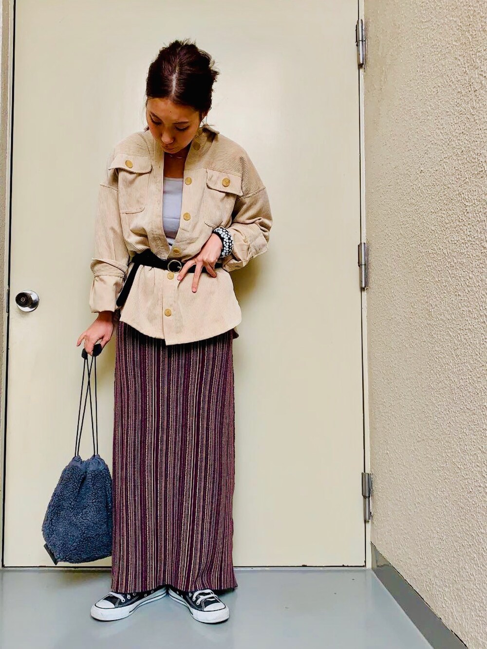 「大人カジュアル、おしゃれさんと繋がりたい、TODAYFUL、ロングスカート、スニーカー、コンバース」｜「TODAYFULのコーデュロイシャツ（シャツ/ブラウス、ベージュ系）」を使った、etsuさん（レディース・169cm）の春コーディネートの1枚目の写真