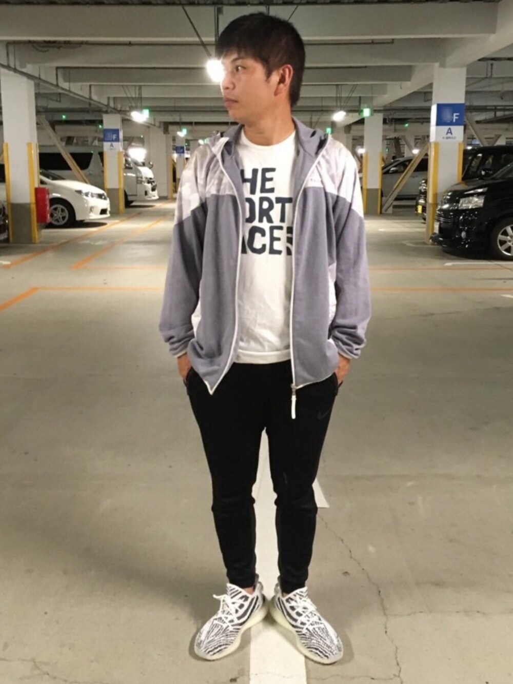 「スポーツミックス、パーカー、オーバーサイズ、運動会、アスレジャー、モノトーン、yeezyboost、秋のコーデ、yeezy、ラクチンコーデ」｜「Kappaのアイテム（パーカー、ホワイト系）」を使った、だか村さん（メンズ・169cm）の秋コーディネートの1枚目の写真