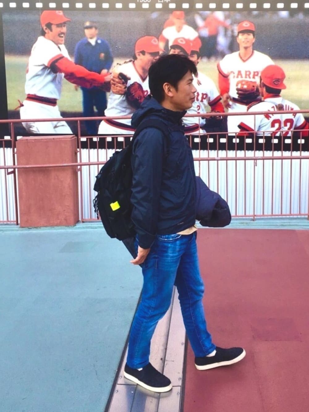 「年末WEAR感謝祭、シンプル、ナイロンジャケット、マウンテンパーカー、旅行、旅行コーデ、スポーツミックス、パパコーデ、散歩、オトナカジュアル」｜「Columbiaのファルマスジャケット（ナイロンジャケット、ブラック系）」を使った、だか村さん（メンズ・169cm）の冬コーディネートの1枚目の写真