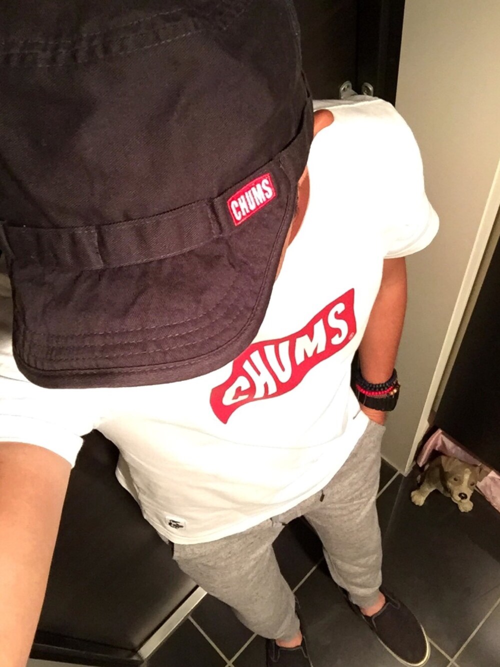「シンプル、ロゴT、スウェットパンツ、スリッポン、ワークキャップ、CHUMS、crocs、UNIQLO、休日スタイル」｜「CHUMSのアイテム（キャップ、グレー系）」を使った、Kさんさん（メンズ・173cm）の秋コーディネートの1枚目の写真