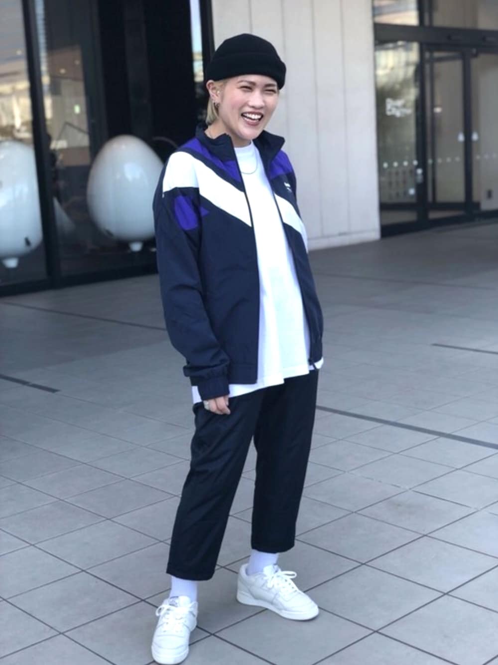 「スニーカー、ストリート、スニーカーコーデ、スポーツミックス、リーボック、トラックトップ、リーボック クラシック」｜「Reebokのベクター トラックトップ Reebok CLASSIC（リーボック　クラシック）（ナイロンジャケット、ブルー系）」を使った、リーボックさん（レディース・162cm）の秋コーディネートの1枚目の写真