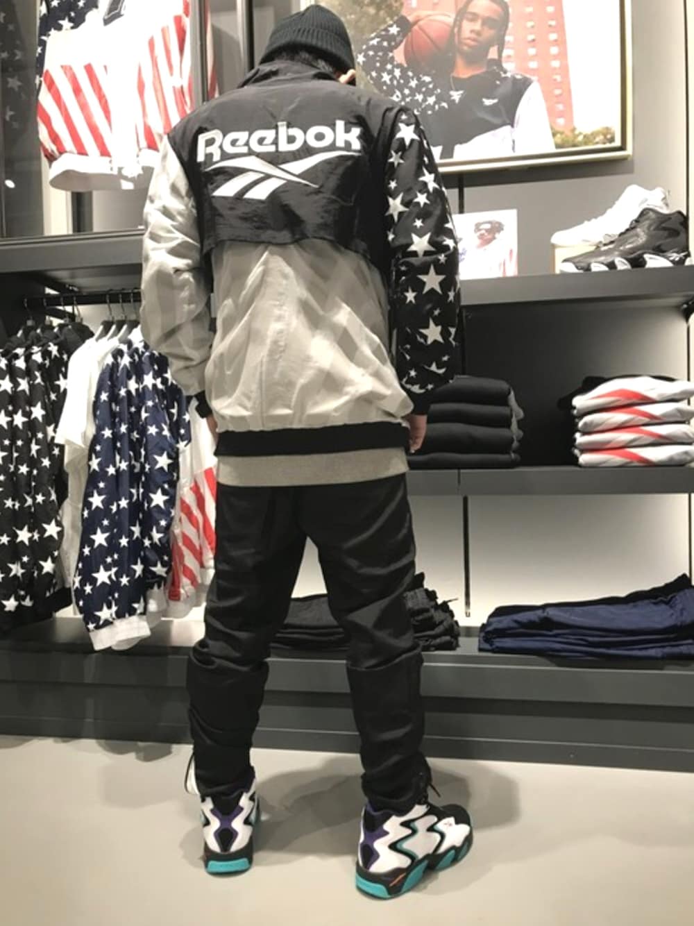 「ストリート、星条旗、リーボック(Reebok)、リーボッククラシック、ベクターロゴ、ベクター」｜「ReebokのMobius トラックジャケット（その他、ブラック系）」を使った、リーボックさん（メンズ・176cm）の秋コーディネートの1枚目の写真