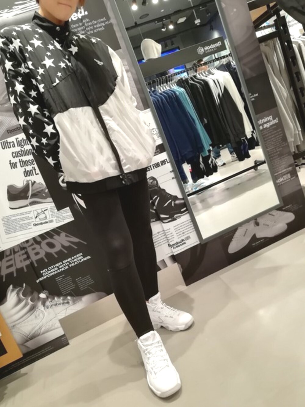 「ストリート、オーバーサイズ、リーボック(Reebok)、90s、バスケットシューズ、リーボッククラシック、メビウス、ベクターロゴ」｜「ReebokのMobius トラックジャケット（ナイロンジャケット、ブラック系）」を使った、リーボックさん（レディース・167cm）の秋コーディネートの1枚目の写真