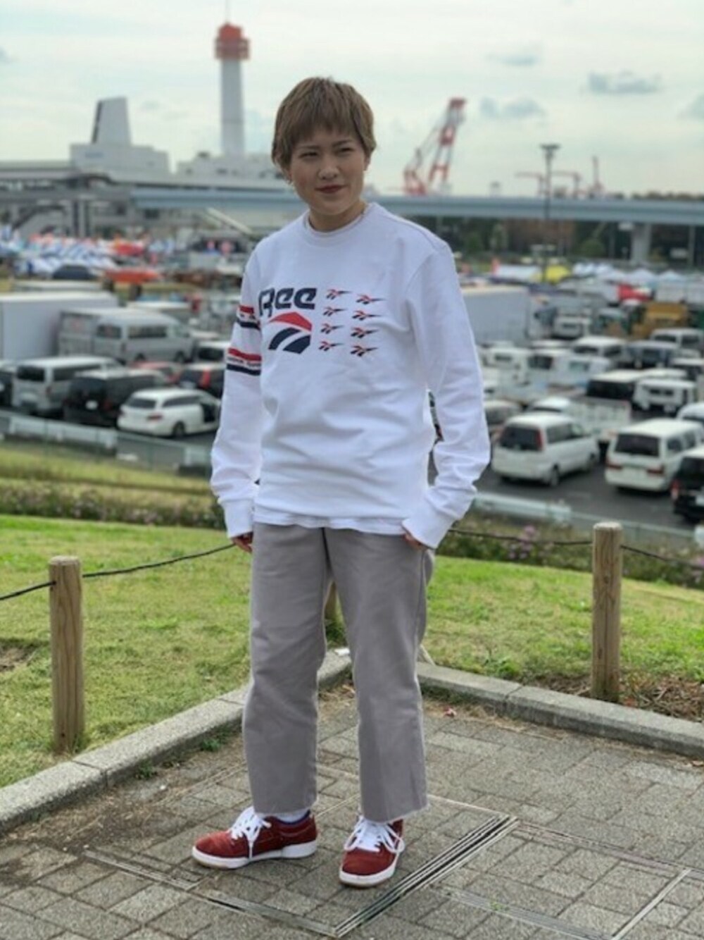 「スニーカー、カジュアル、リーボック(Reebok)、カジュアルコーデ、ストリートMIX、リーボッククラシック、T19、ベクター、ベクターロゴ、リーボック クラシック」｜「ReebokのCL オールオーバー ベクター クルー（スウェット、ホワイト系）」を使った、リーボックさん（レディース・153cm）の冬コーディネートの1枚目の写真