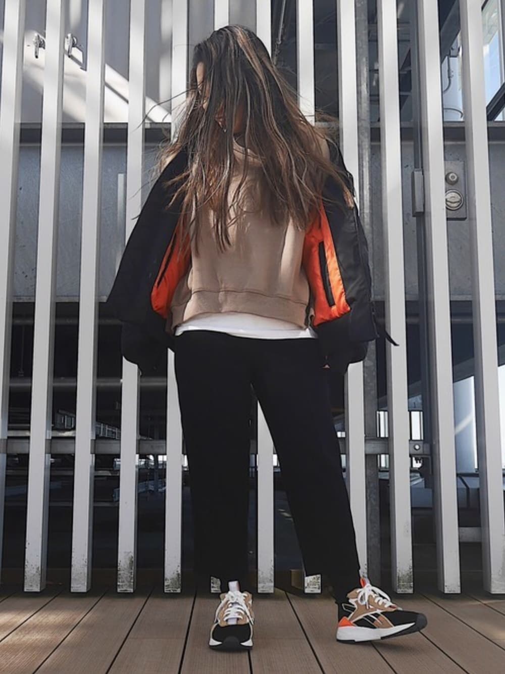 「オーバーサイズ、リーボック(Reebok)、ボンバージャケット、リーボッククラシック、ベクター、ヴィクトリアベッカム、ベクターロゴ」｜「Reebokの【Reebok CLASSIC×Victoria Beckham】 BOLTON SOCK VB（その他、オレンジ系）」を使った、リーボックさん（レディース・160cm）の冬コーディネートの1枚目の写真