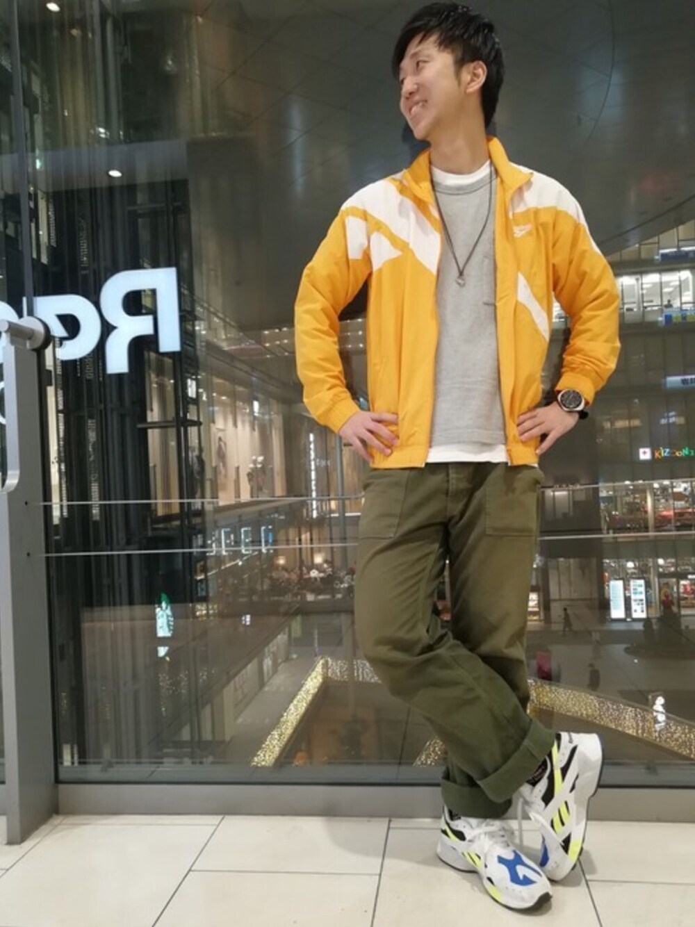 「ジャケット、黄色、カーゴパンツ、Reebok(Reebok)、リーボック(Reebok)、春コーデ、リーボッククラシック、Reebokclassic、AZTREK、ベクタージャケット」｜「Reebokのベクター トラックトップ Reebok CLASSIC（リーボック　クラシック）（ナイロンジャケット、オレンジ系）」を使った、リーボックさん（メンズ・178cm）の冬コーディネートの1枚目の写真
