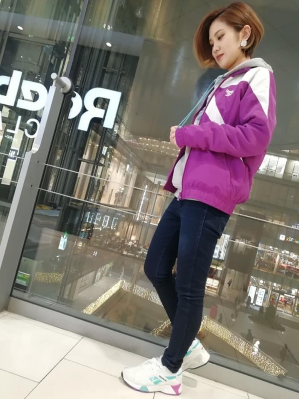 「スニーカーコーデ、Reebok(Reebok)、リーボック(Reebok)、春コーデ、グレーパーカー、リーボッククラシック、Reebokclassic、ジャケットコーデ、AZTREK、ベクタージャケット」｜「Reebokのベクター トラックトップ Reebok CLASSIC（リーボック　クラシック）（ナイロンジャケット、パープル系）」を使った、リーボックさん（レディース・160cm）の冬コーディネートの1枚目の写真