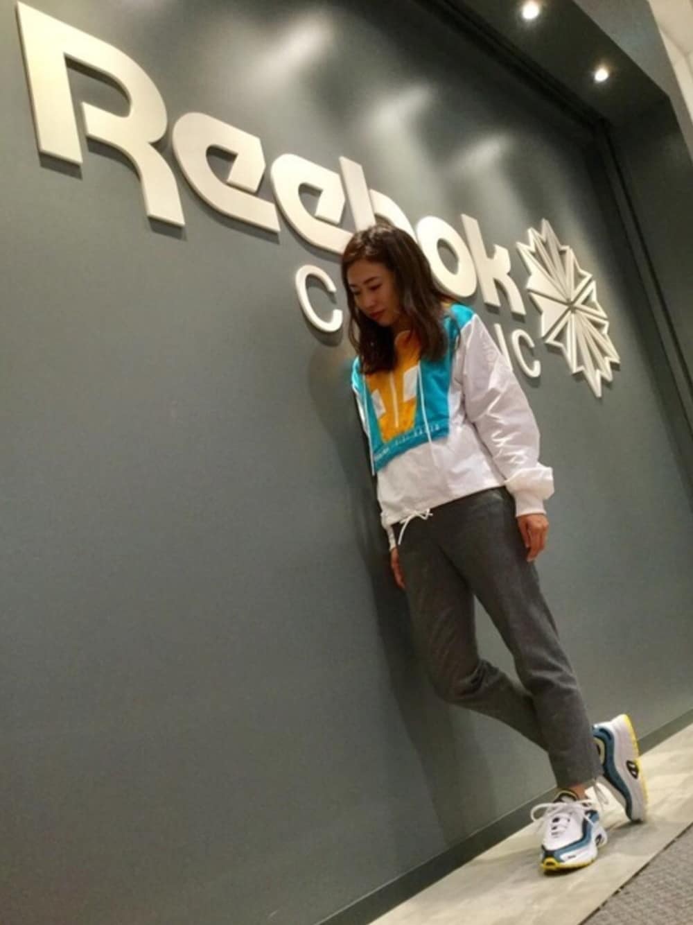 「スタッフコーデ、Reebok(Reebok)、リーボック(Reebok)、春コーデ、90’s、リーボッククラシック、Reebokclassic、ジジハディド、Gigi Hadid、ららぽーと名古屋」｜「Reebokの【GIGIxREEBOK】 CL GH カバーアップ（ナイロンジャケット、ホワイト系）」を使った、リーボックさん（レディース・163cm）の春コーディネートの1枚目の写真