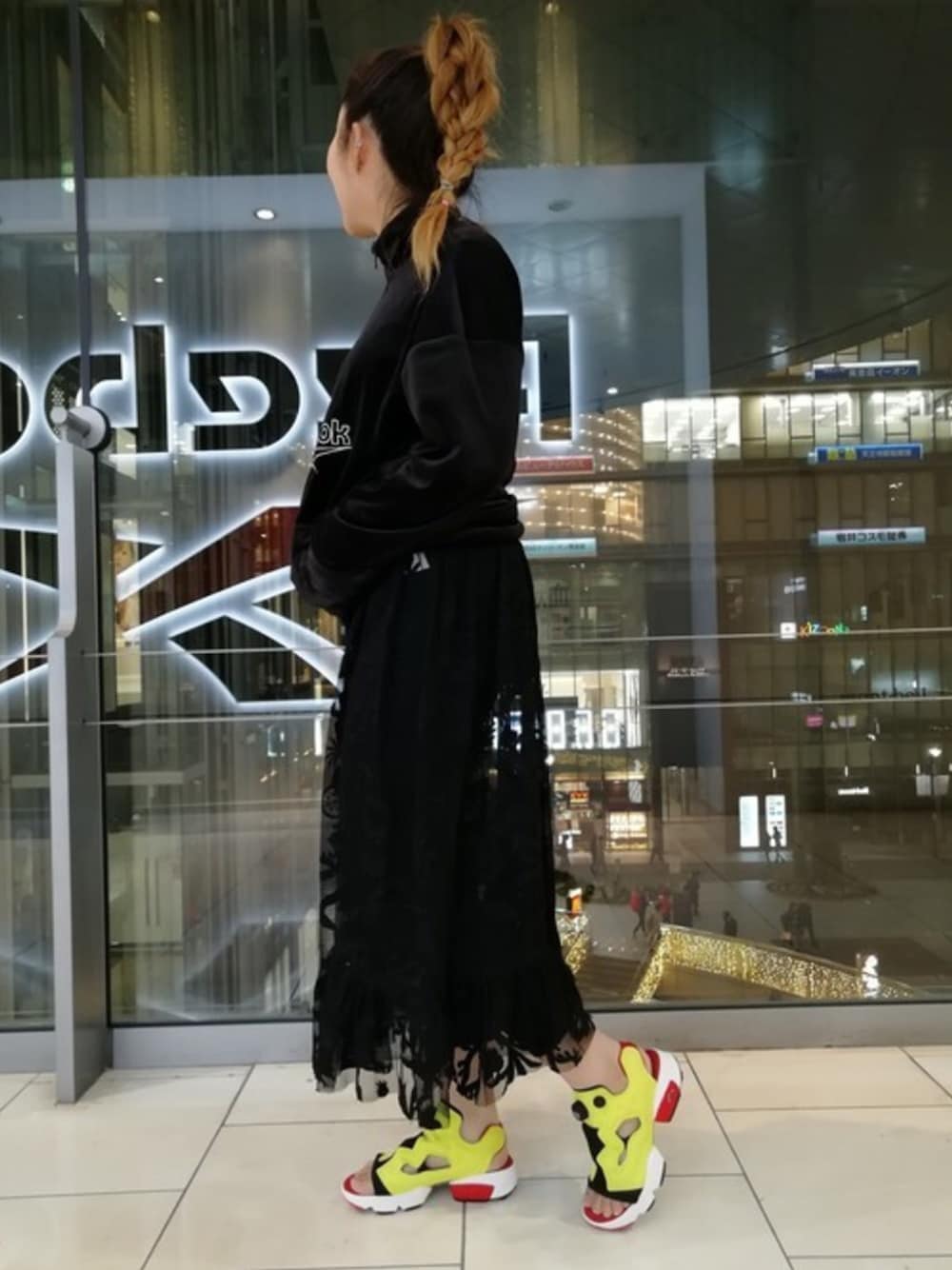 イエロー系のサンダル、ブラック系のスウェットを着用したレディースの春コーディネートの1枚目の写真