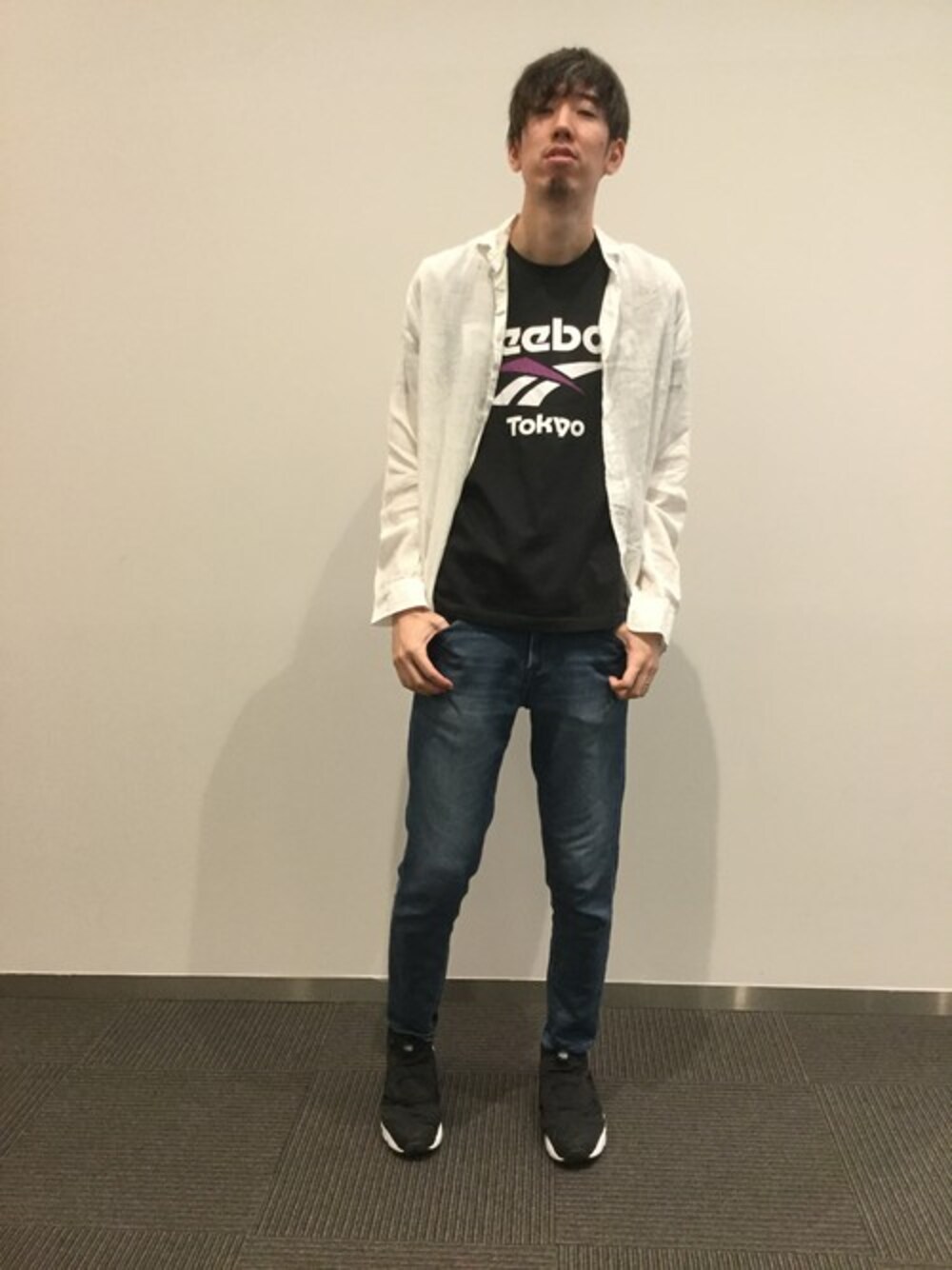 ブラック系のスニーカー、ブラック系のTシャツ/カットソーを着用したメンズの夏コーディネートの1枚目の写真