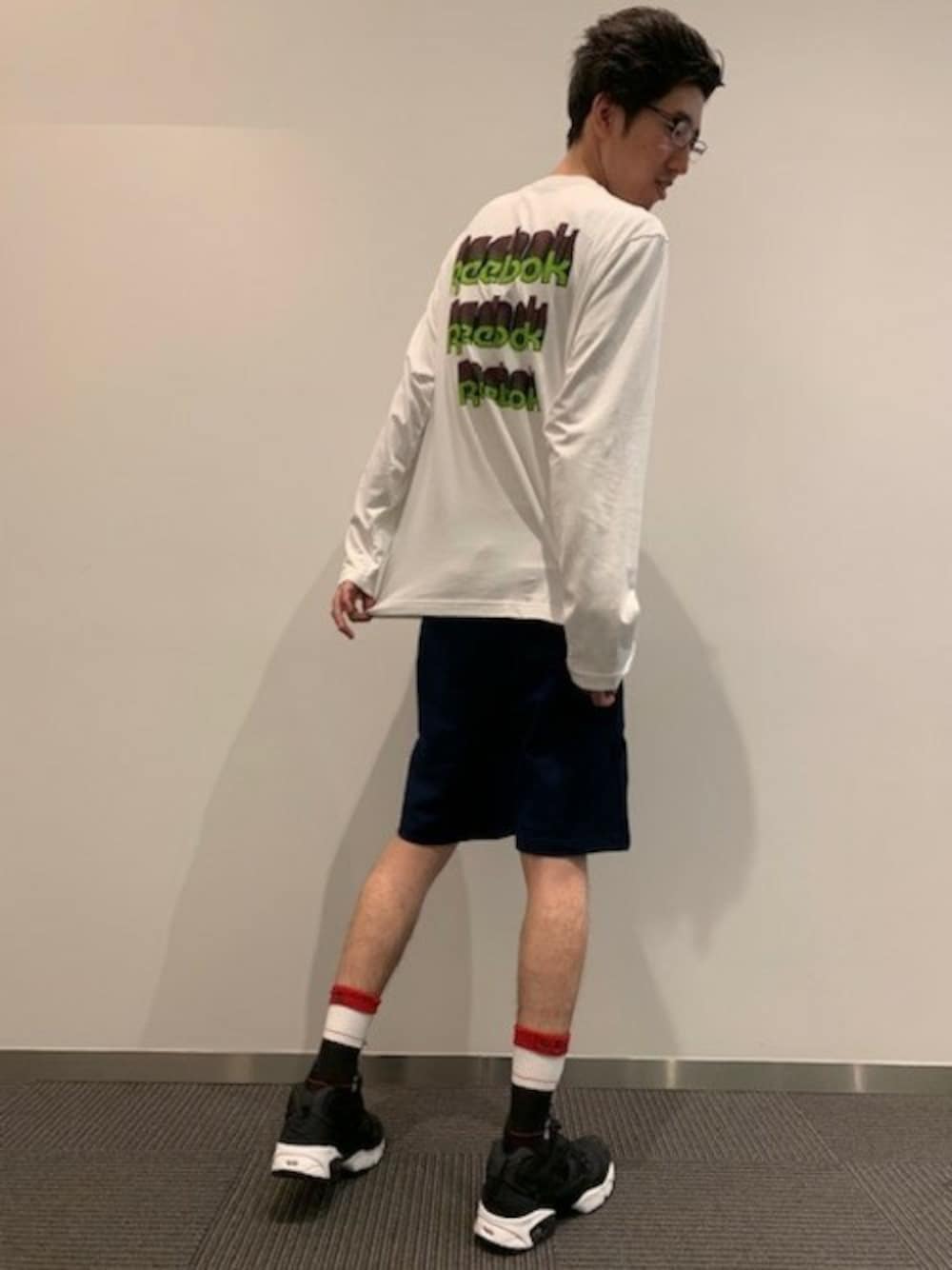 「ロンT、ハーフパンツ、ポンプフューリー、Reebok(Reebok)、リーボック(Reebok)、PUMP FURY、雨の日コーデ、ロングソックス、リーボッククラシック、Reebokclassic」｜「ReebokのCL V HYPER GR LONGSLEEVE（トップス、ホワイト系）」を使った、リーボックさん（メンズ・190cm）の夏コーディネートの1枚目の写真