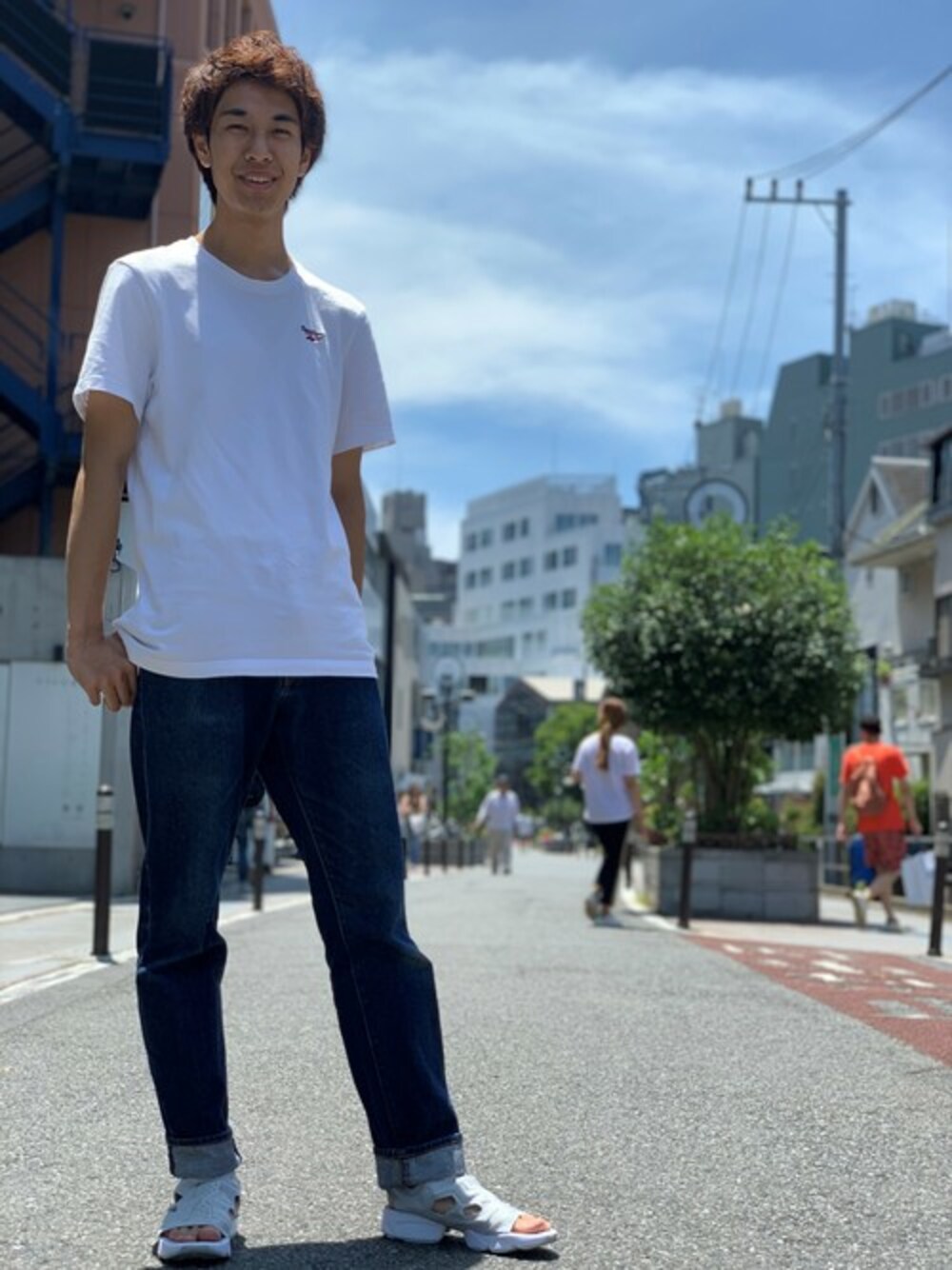 グレー系のサンダル、ホワイト系のTシャツ/カットソーを着用したメンズの夏コーディネートの1枚目の写真