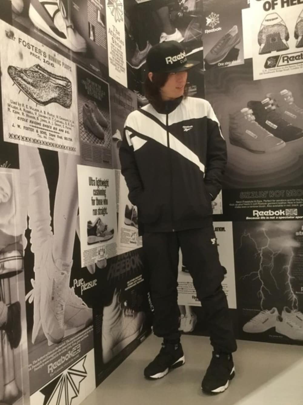 ブラック系のスニーカー、ブラック系のナイロンジャケット、ブラック系のその他パンツを着用したメンズの夏コーディネートの1枚目の写真