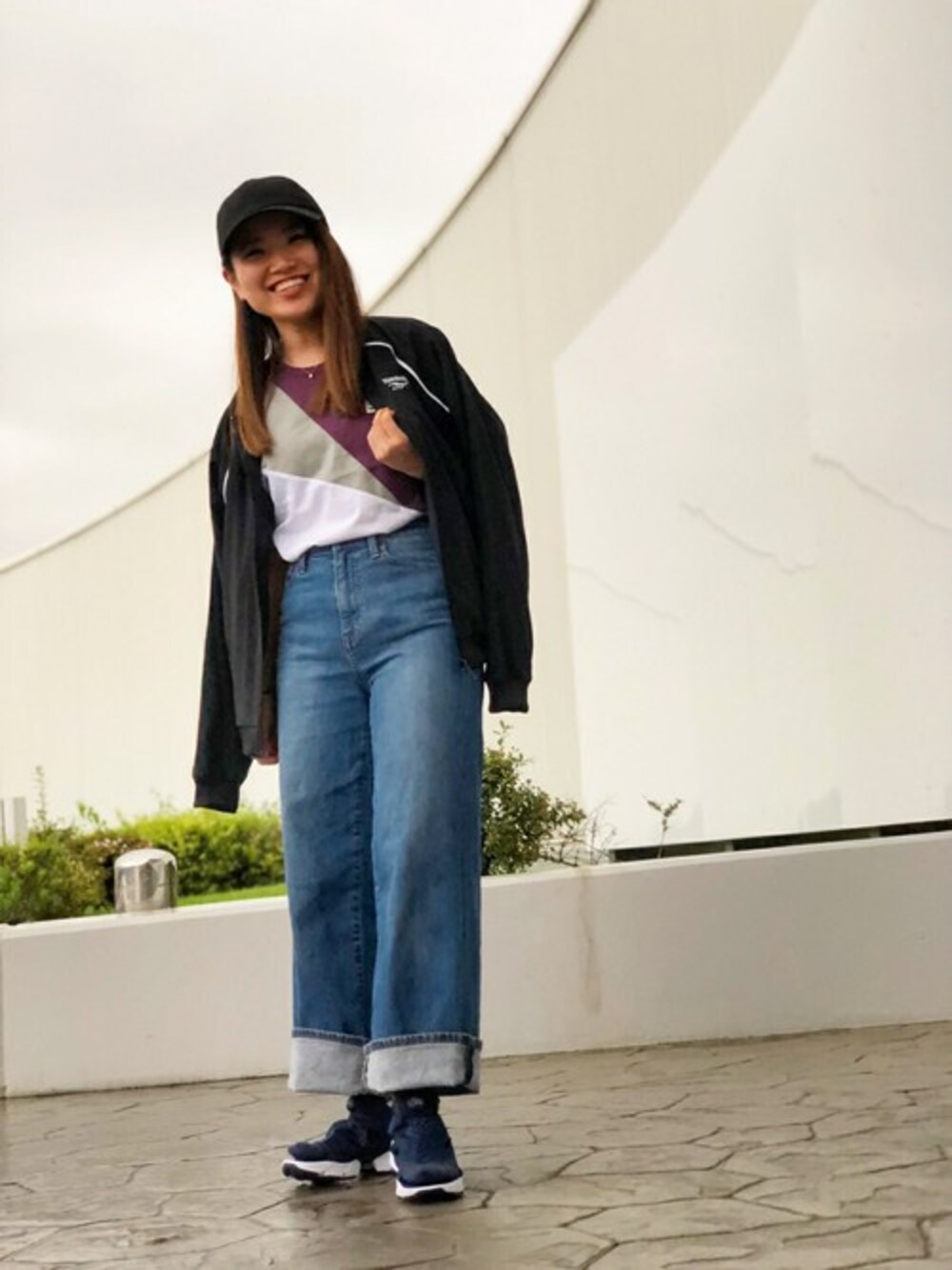 「デニム、ワイドパンツ、Reebok(Reebok)、リーボック(Reebok)、雨の日コーデ、靴下 × サンダル、Tシャツ×デニム、リーボッククラシック、Reebokclassic、ポンプサンダル」｜「Reebokのインスタポンプフューリー サンダル [INSTAPUMP FURY SANDAL］リーボック（サンダル、ブルー系）」を使った、リーボックさん（レディース・153cm）の夏コーディネートの1枚目の写真