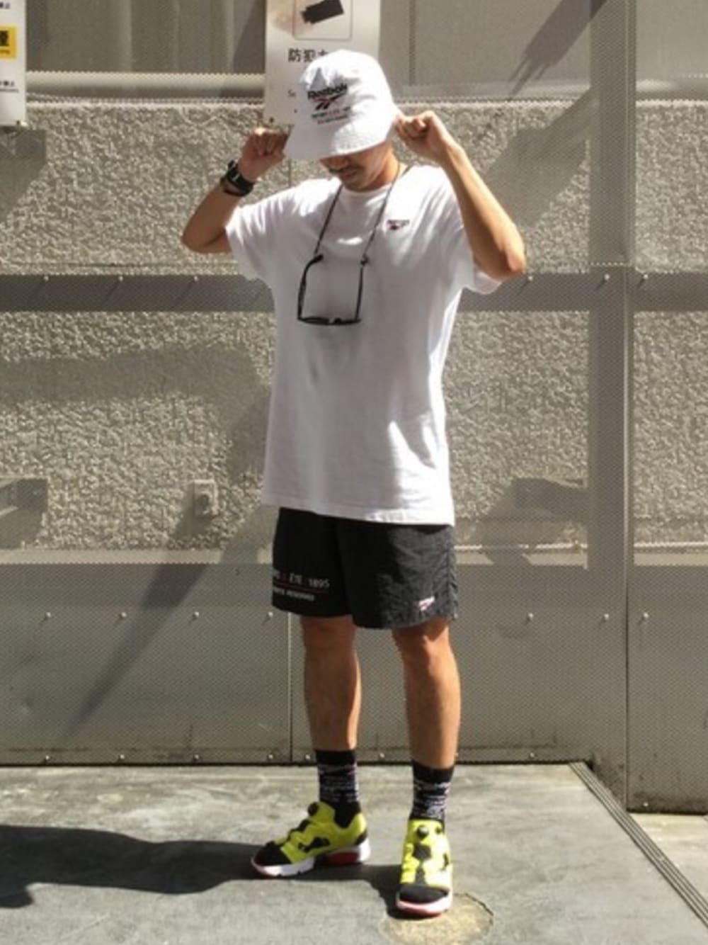 「Reebok(Reebok)、リーボック(Reebok)、リーボッククラシック、Reebokclassic、kicks、夏コーデ、スポサン、靴下 × サンダル、バケットハット、白Tシャツ」｜「ReebokのLF ベクター バケットハット PR（ハット、ホワイト系）」を使った、リーボックさん（メンズ・171cm）の夏コーディネートの1枚目の写真