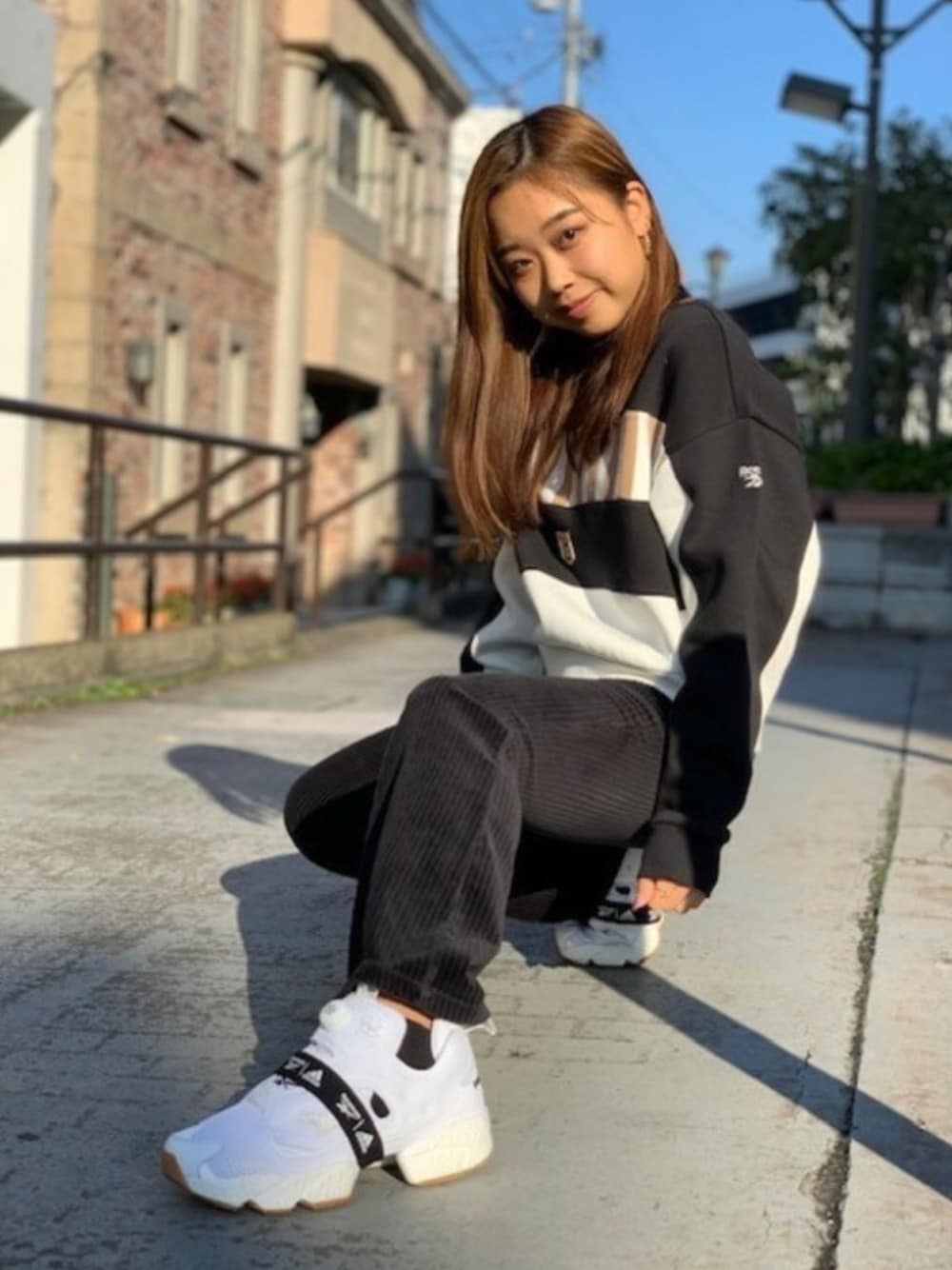 「reebok、原宿、リーボッククラシック、Reebokclassic、Gigi Hadid、リーボッククラシックストア原宿、PUMP FURY BOOST、rhpump、rhcollabo、rhoo」｜「Reebokの【Reebok CLASSIC×GIGI HADID】クルー スウェットシャツ [Gigi Hadid Crew Sweatshirt]（スウェット、ホワイト系）」を使った、リーボックさん（レディース・159cm）の冬コーディネートの1枚目の写真